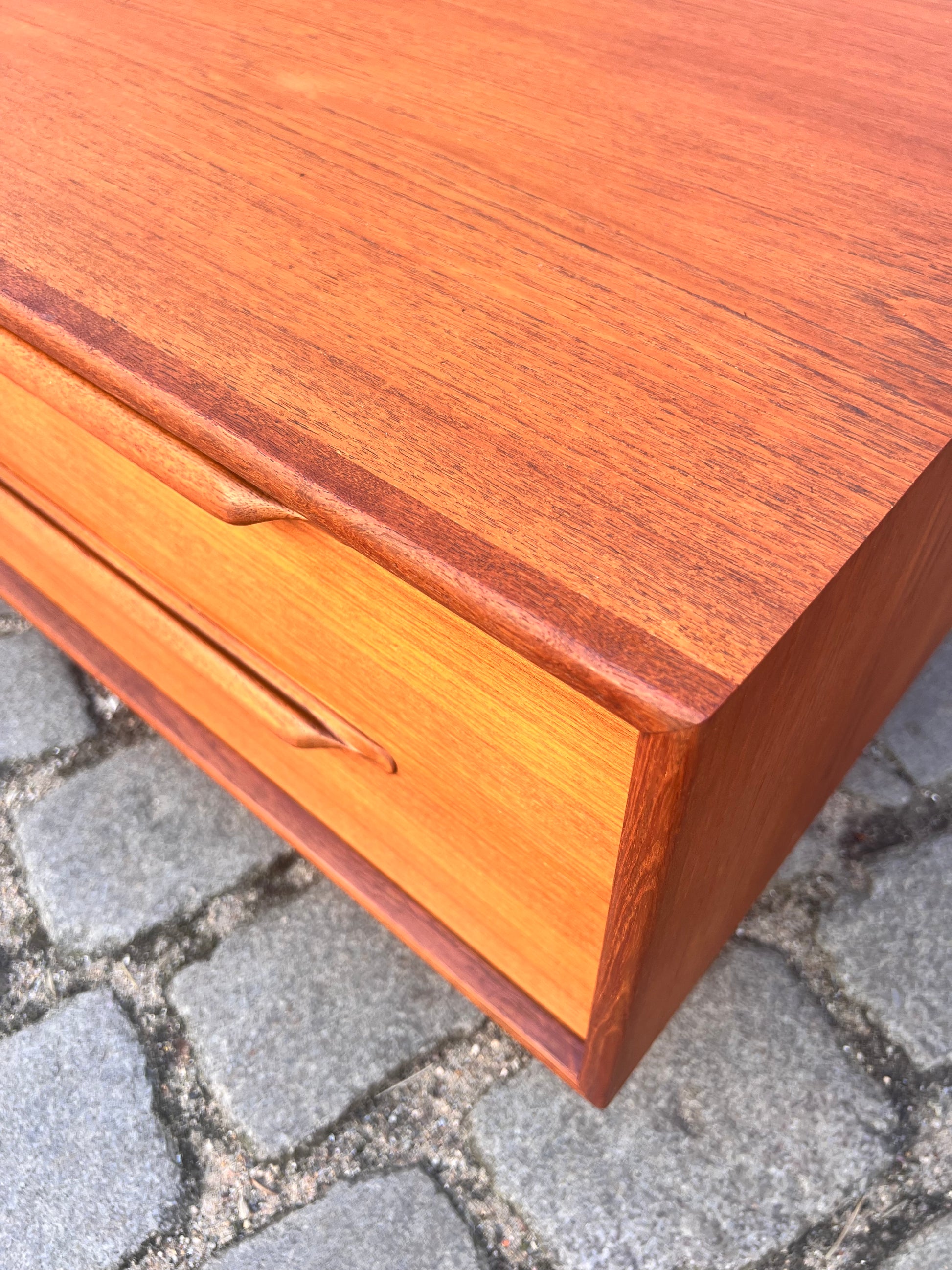 Lowboard Teak auf Hairpinlegs von rt Möbel