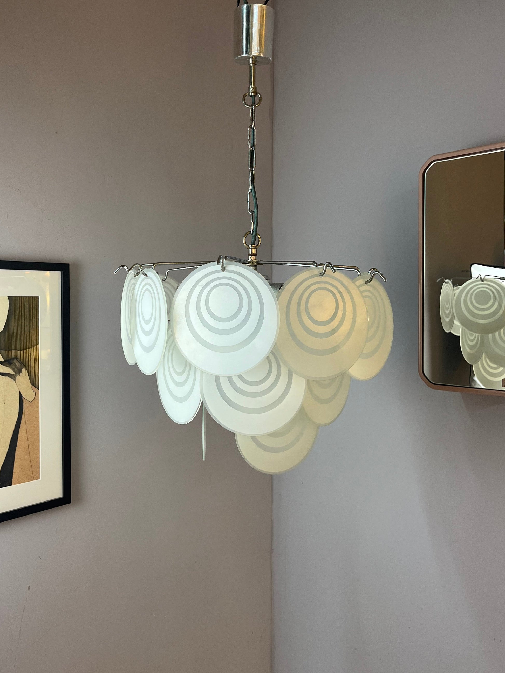 Kronleuchter weiß silber mit Glasscheiben