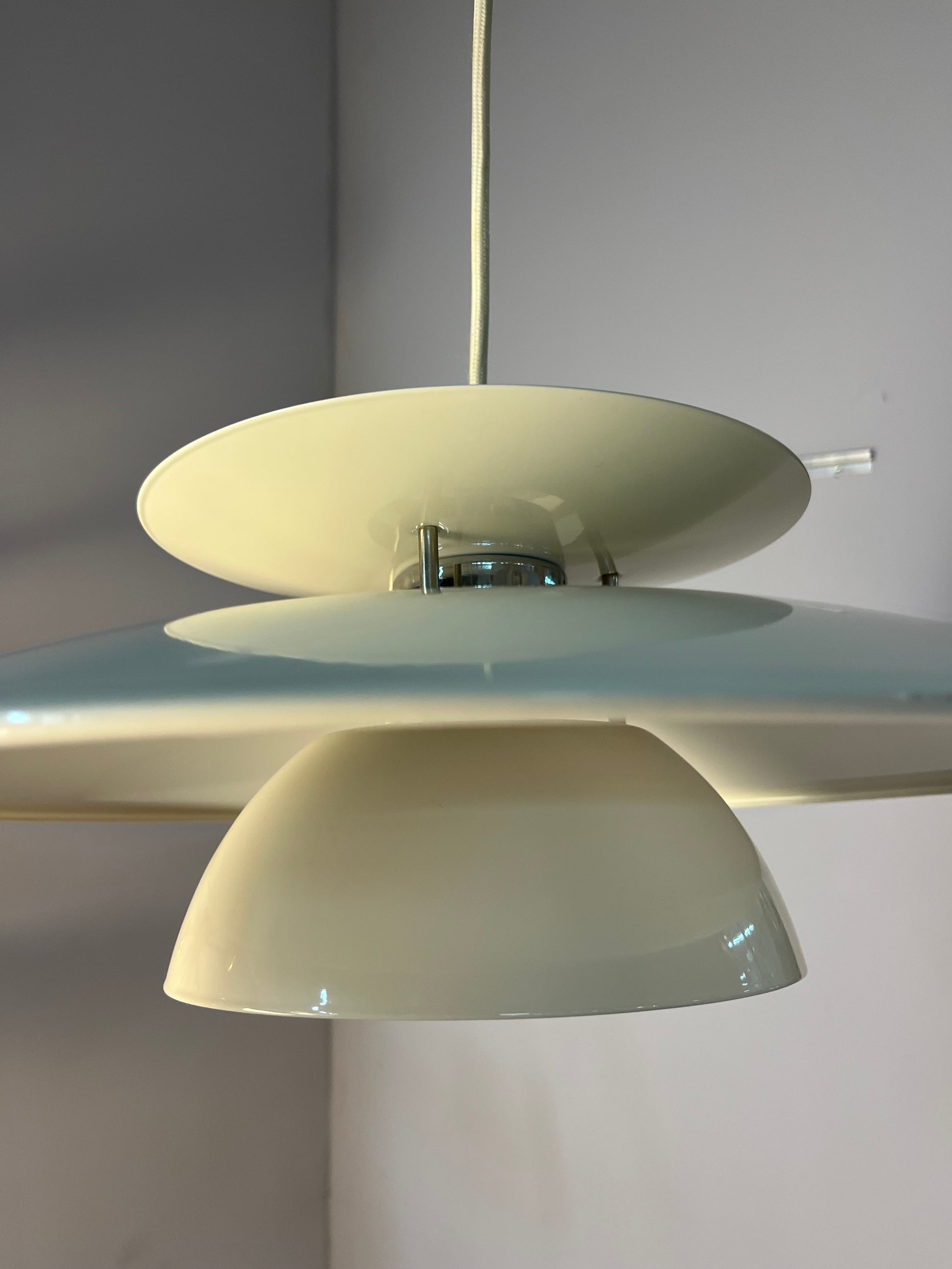 Lamellenlampe cremeweiß aus Dänemark