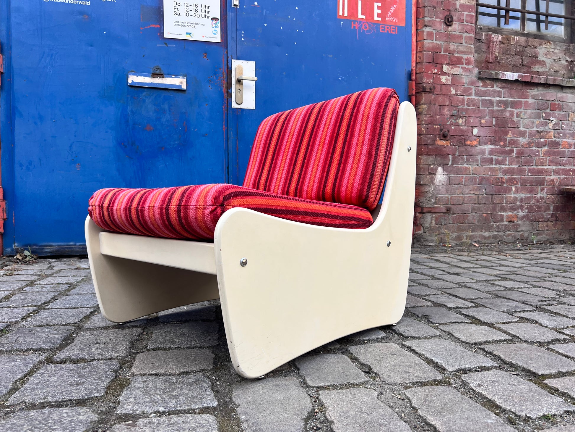 Sessel 70er pink gestreift
