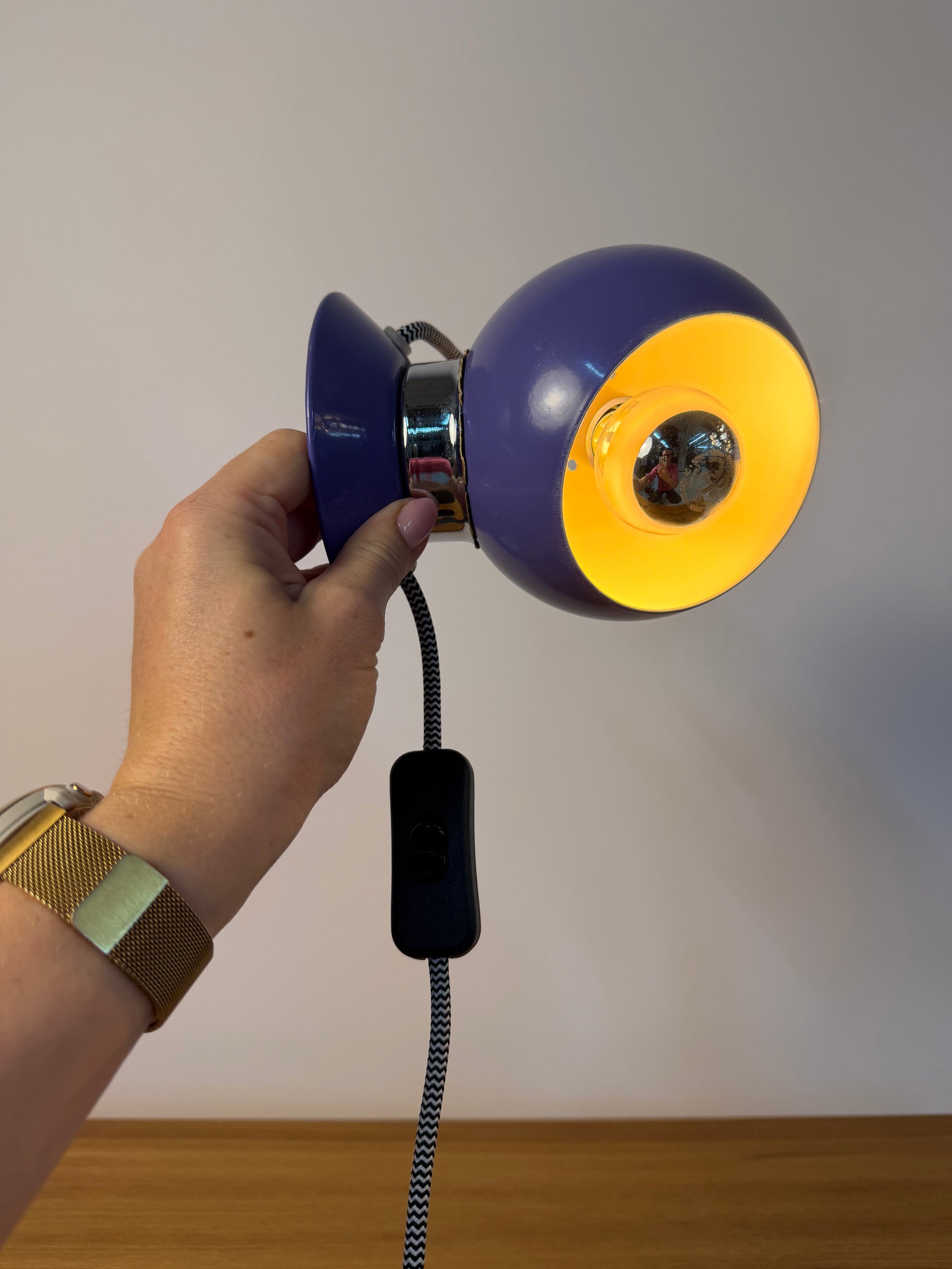 Kugellampe lila für Tisch oder Wand von Abo Randers