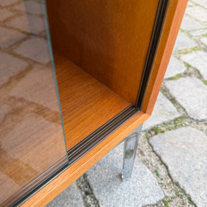 Vitrine Nussbaum mit neuen Chromfüßen von Störmer & Sohn