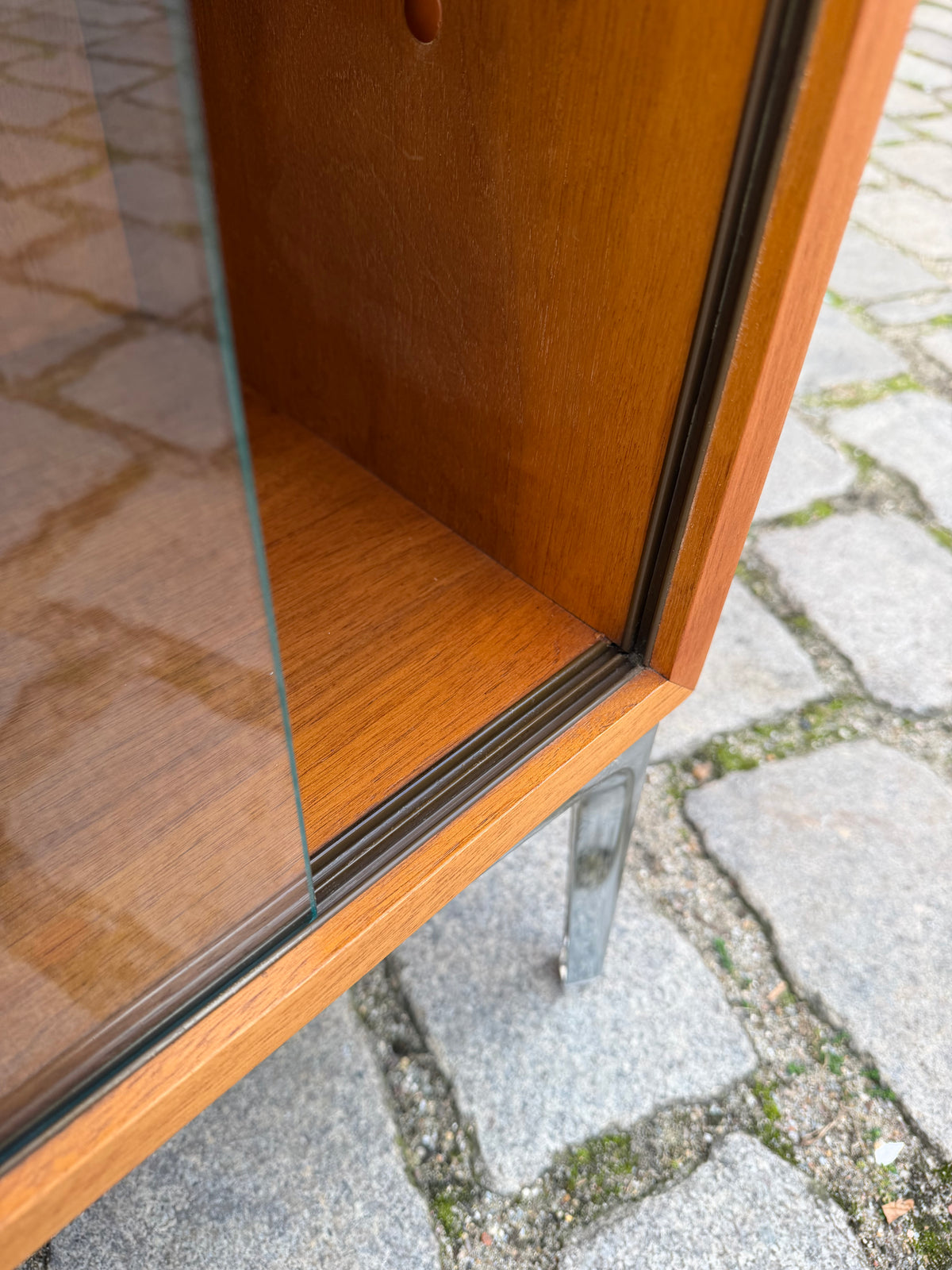 Vitrine Nussbaum mit neuen Chromfüßen von Störmer & Sohn