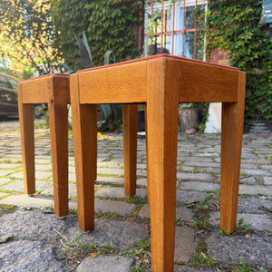 Hocker Eiche mit roter Sitzfläche aus Dänemark