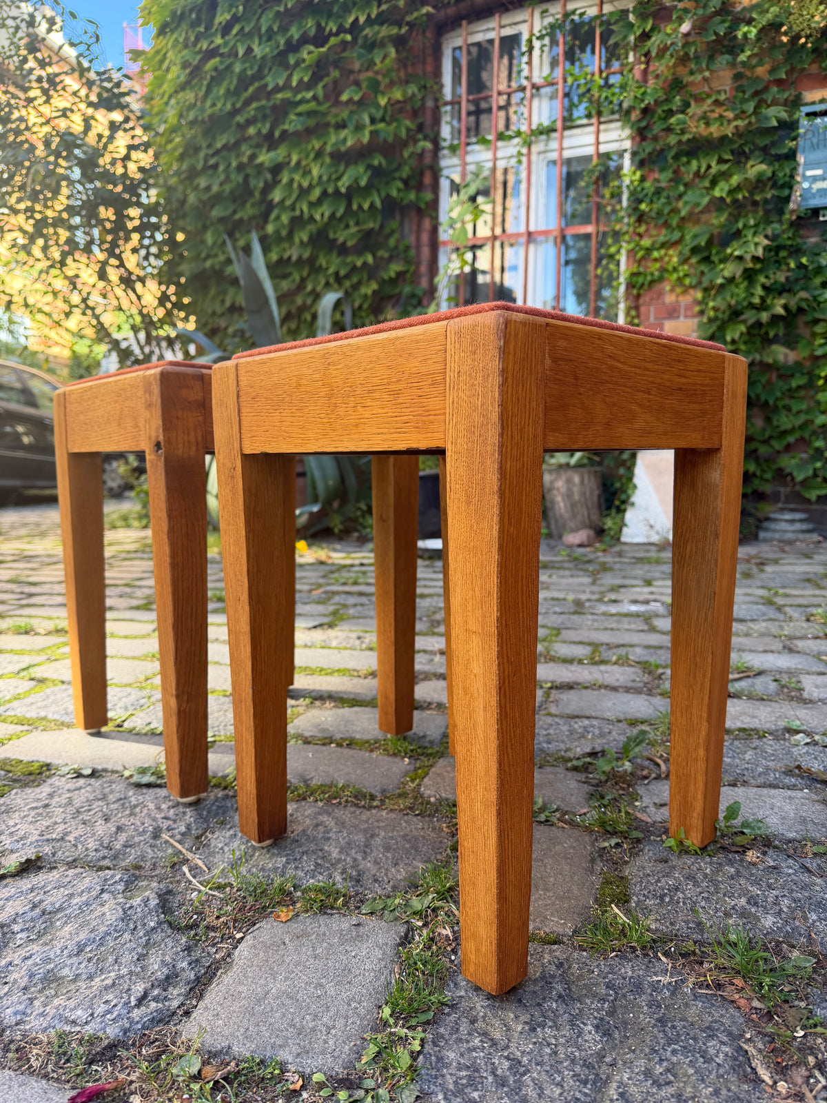 Hocker Eiche mit roter Sitzfläche aus Dänemark