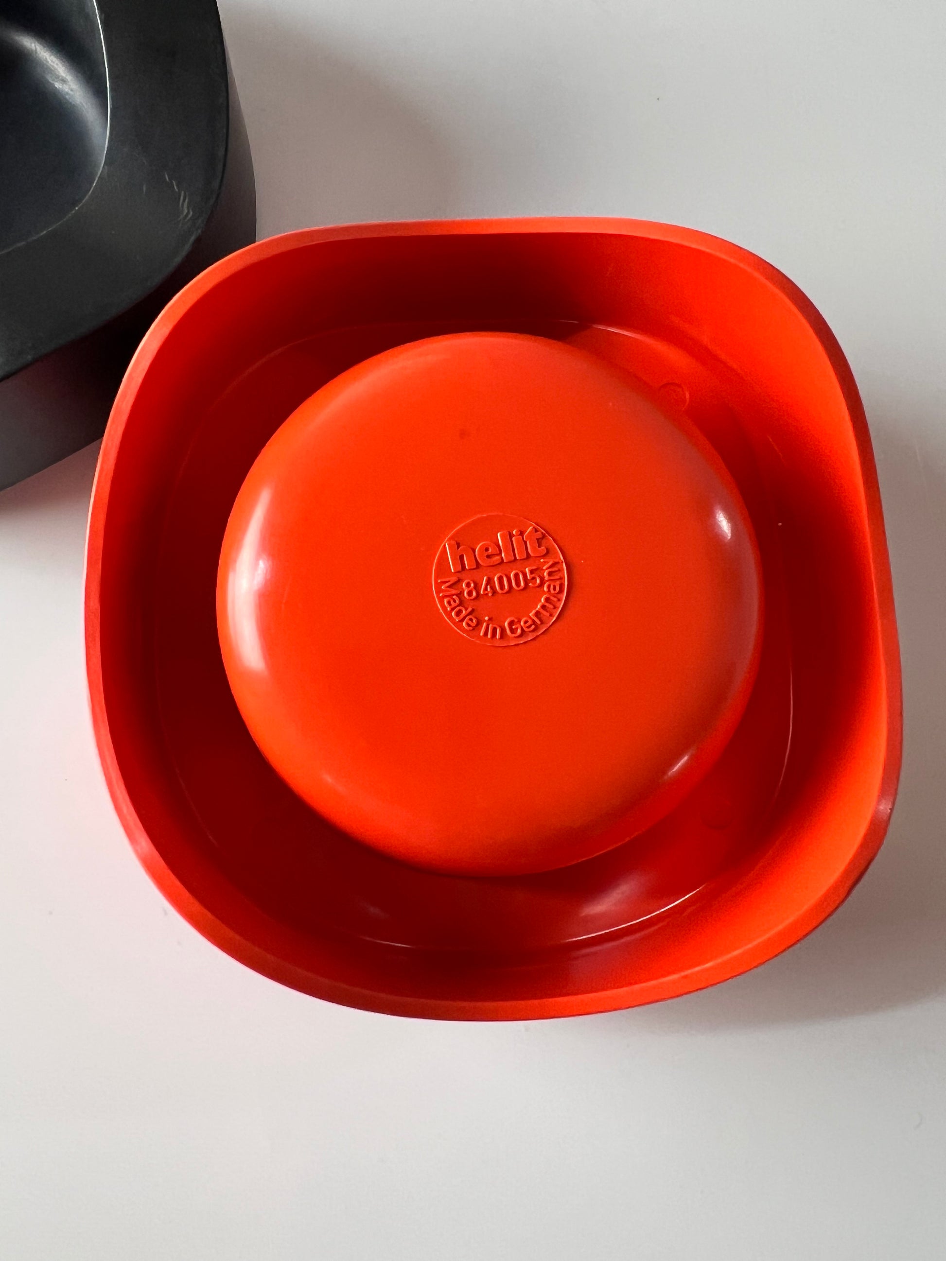 Set: 2 Aschenbecher schwarz rot von Walter Zeischegg für Helit