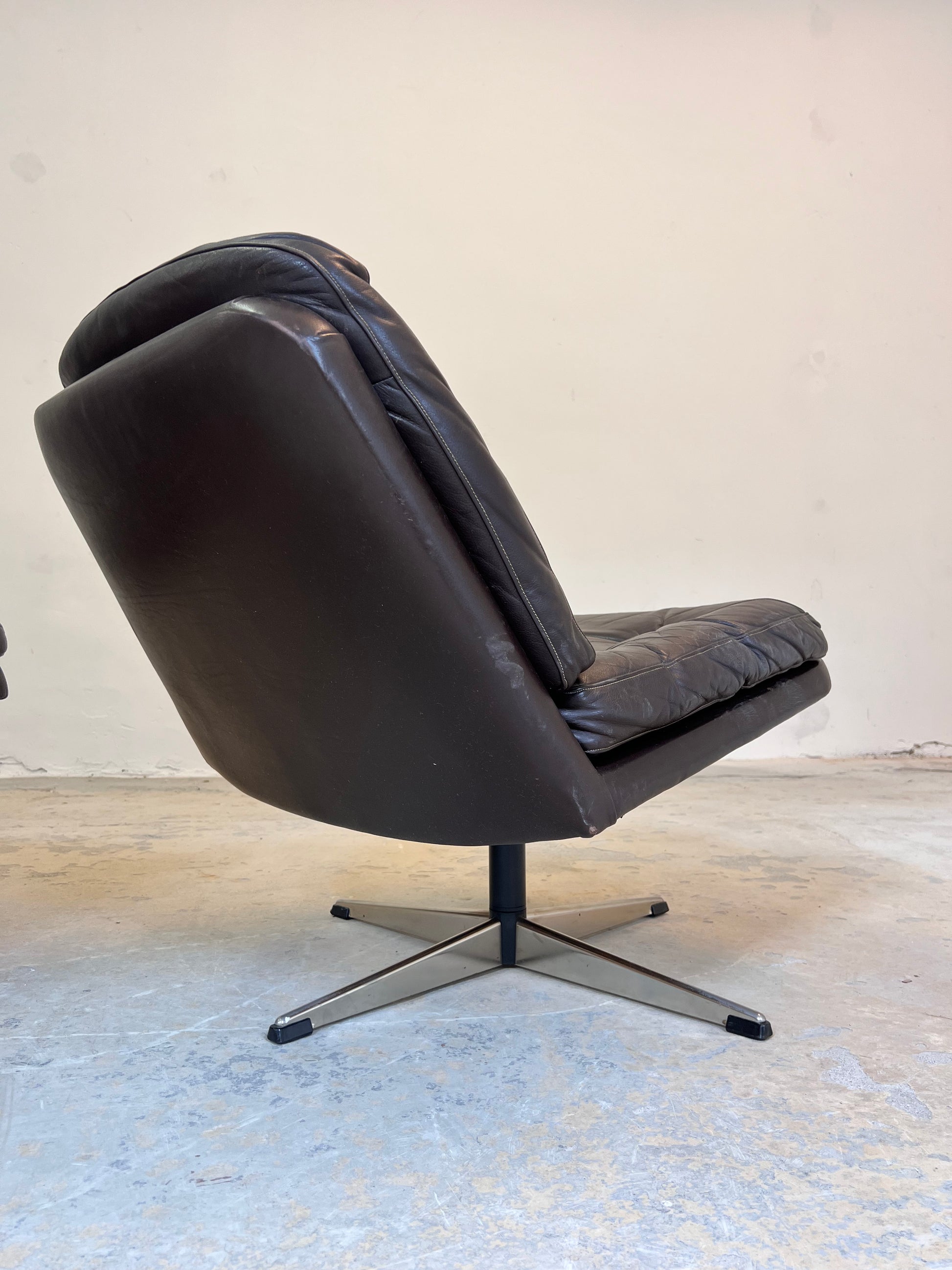 Drehbarer Sessel dunkelbraun Echtleder aus Dänemark