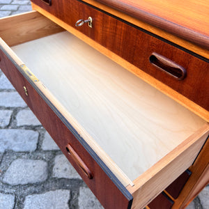 Kommode Teak mit vier abschließbaren Schubläden aus Dänemark