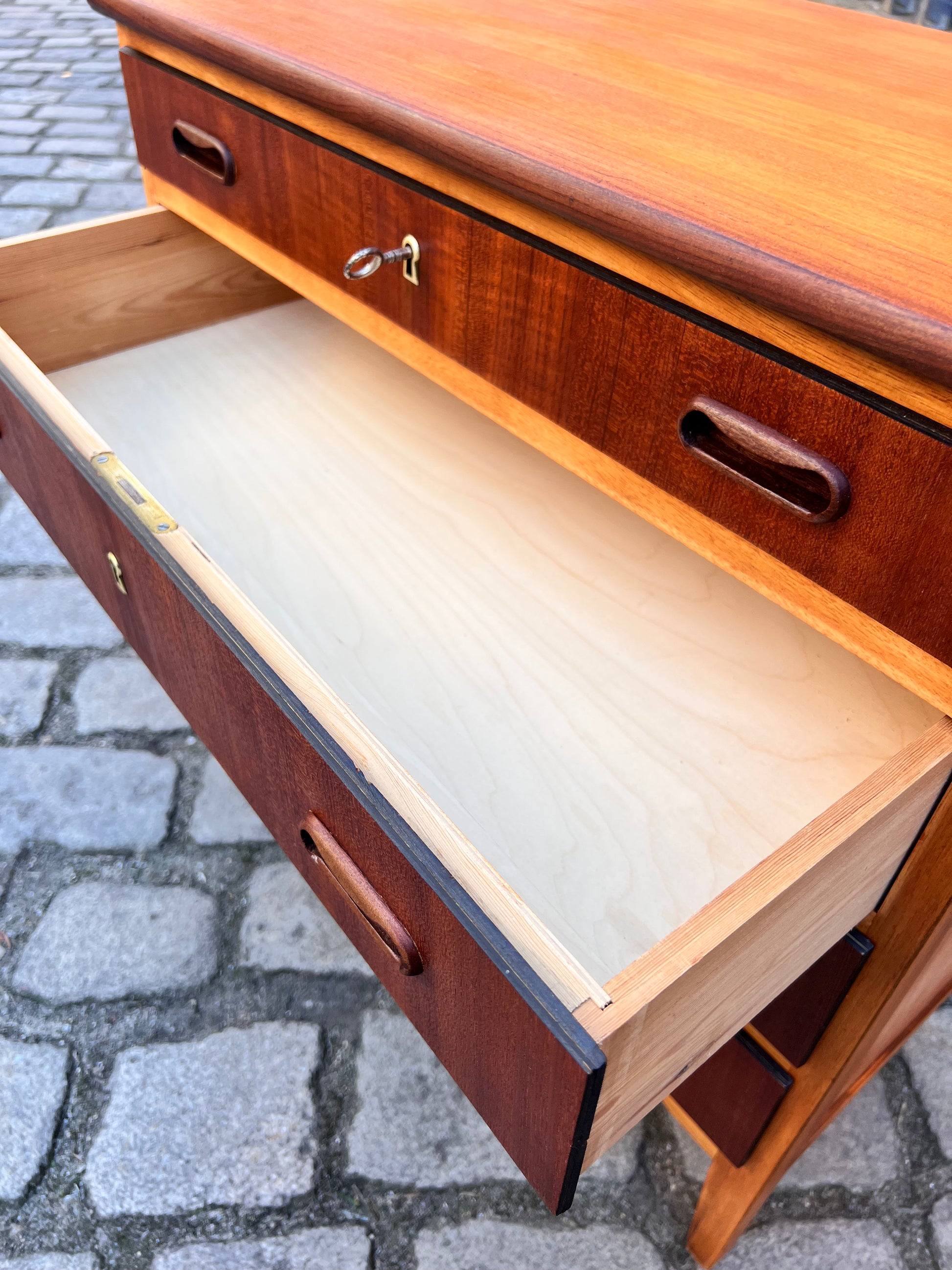 Kommode Teak mit vier abschließbaren Schubläden aus Dänemark