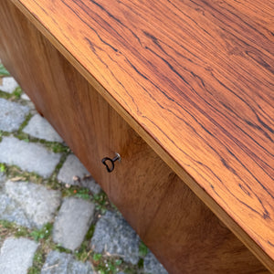 Kleines Sideboard mit Schloss aus Dänemark