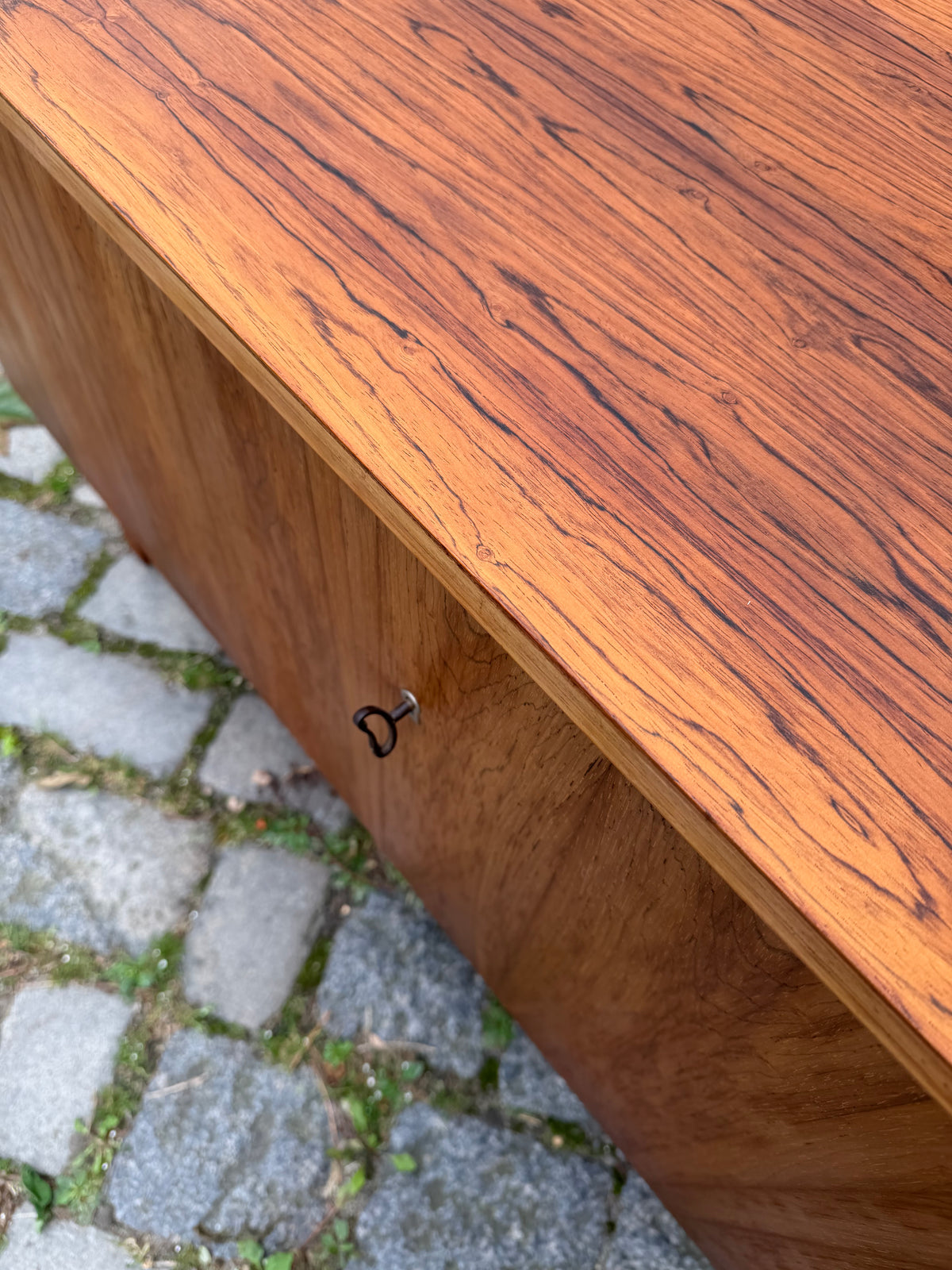 Kleines Sideboard mit Schloss aus Dänemark