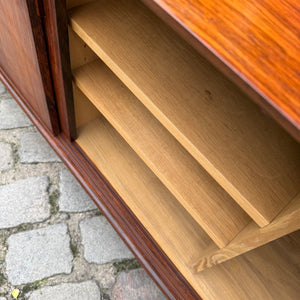 Sideboard Mahagoni mit Schiebetüren & Chromfüßen