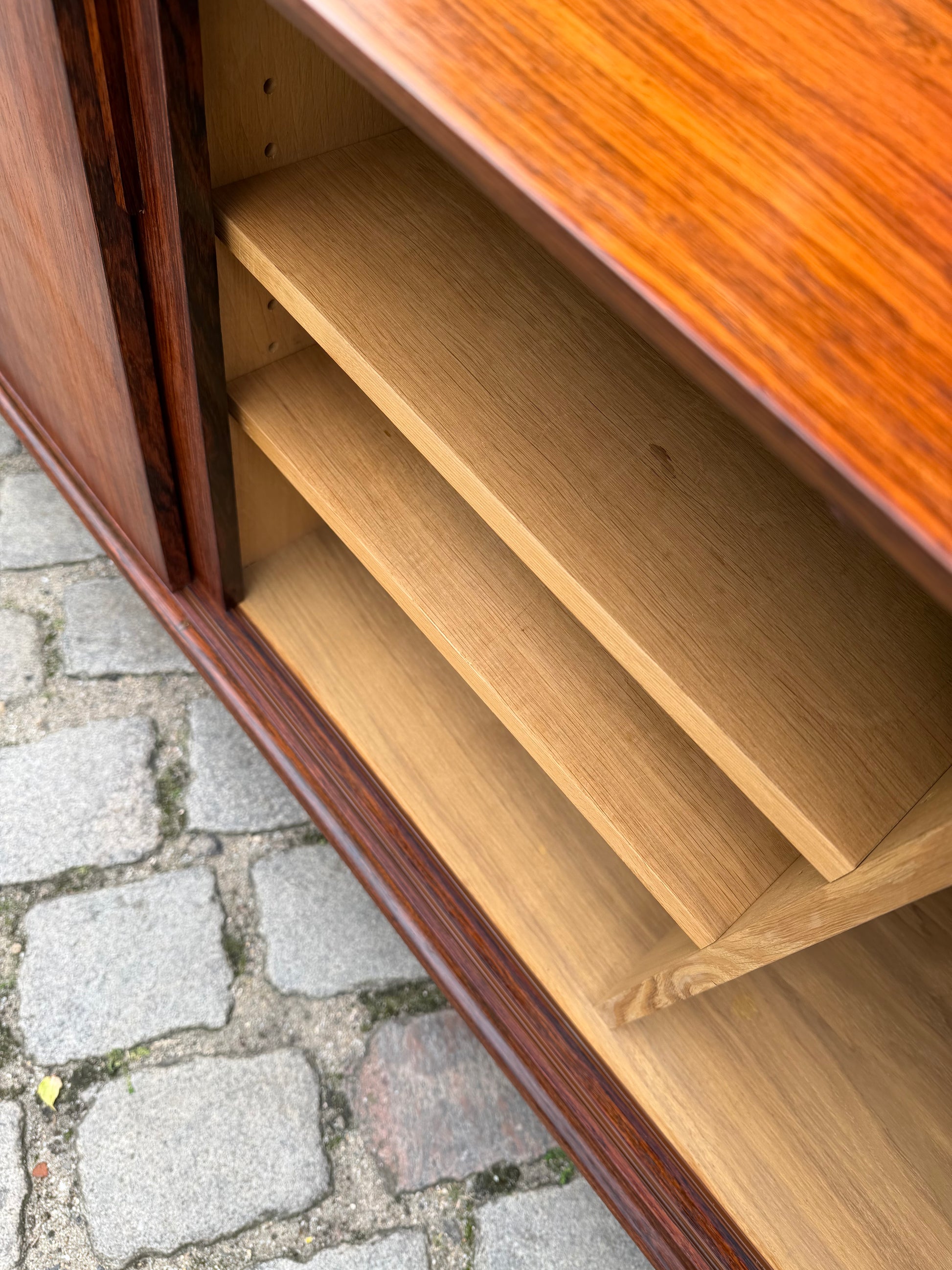 Sideboard Mahagoni mit Schiebetüren & Chromfüßen