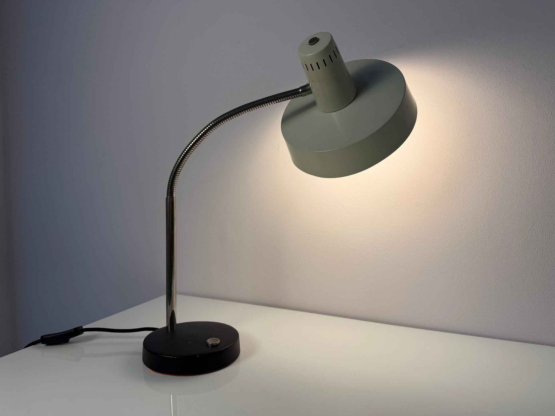 Schreibtischlampe altweiß mit beweglichem Arm
