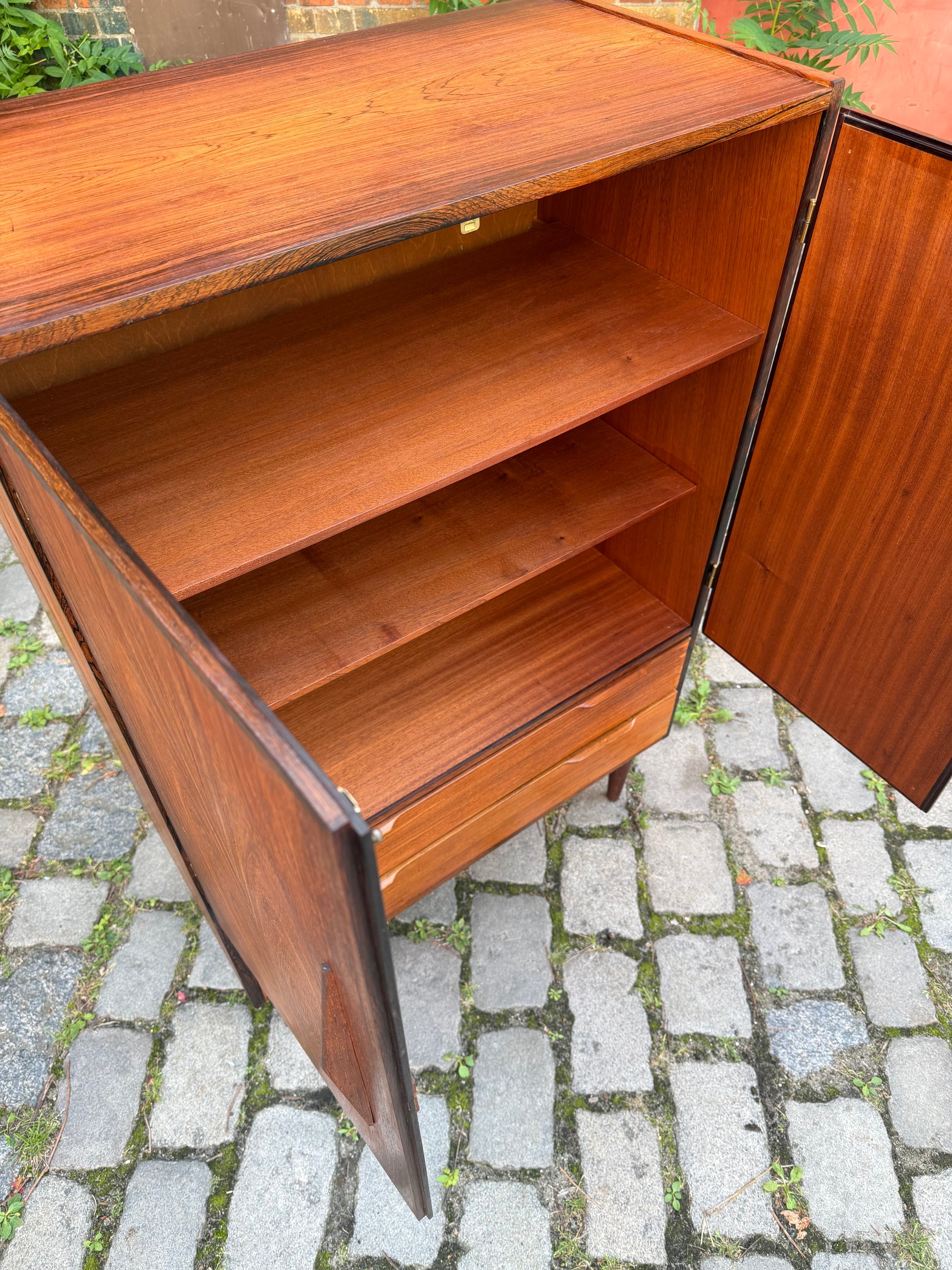 Kommodenschrank mit Flügeltüren & Schloss aus Dänemark
