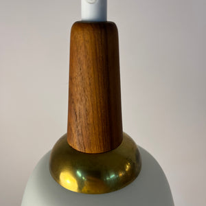 Hängelampe Opalglas mit Teak & Messing Kabelführung aus Dänemark