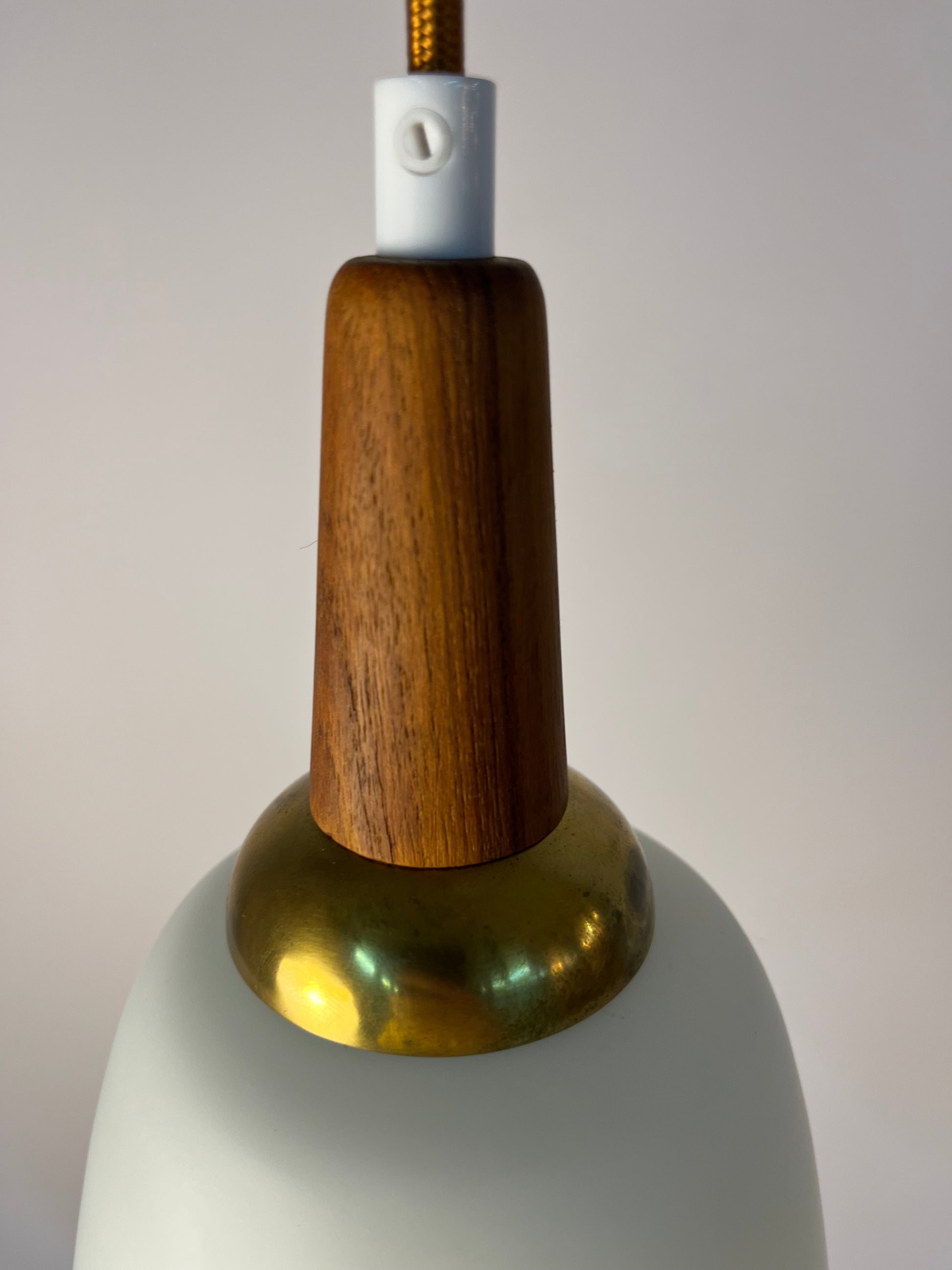 Hängelampe Opalglas mit Teak & Messing Kabelführung aus Dänemark