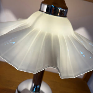 Tischlampe mit gewelltem Glasschirm & Chrom
