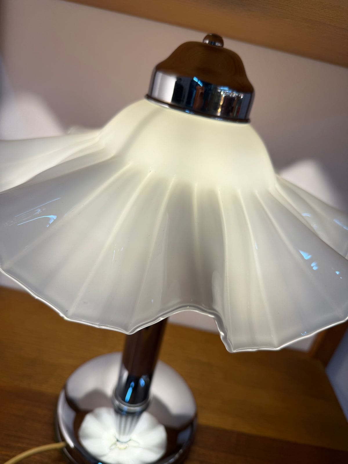 Tischlampe mit gewelltem Glasschirm & Chrom