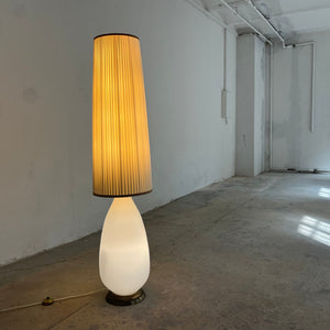 Stehlampe weiß mit Opalglasfuß und Plisseeschirm