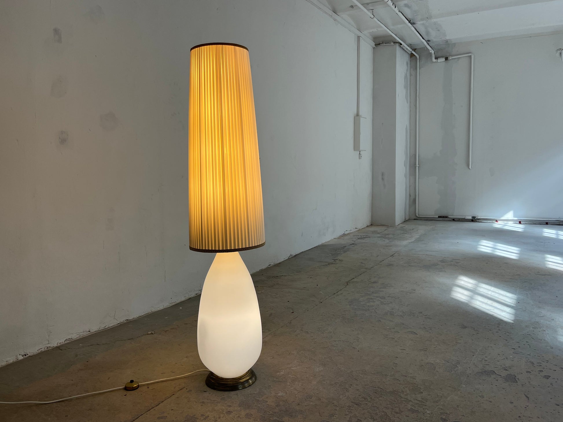 Stehlampe weiß mit Opalglasfuß und Plisseeschirm
