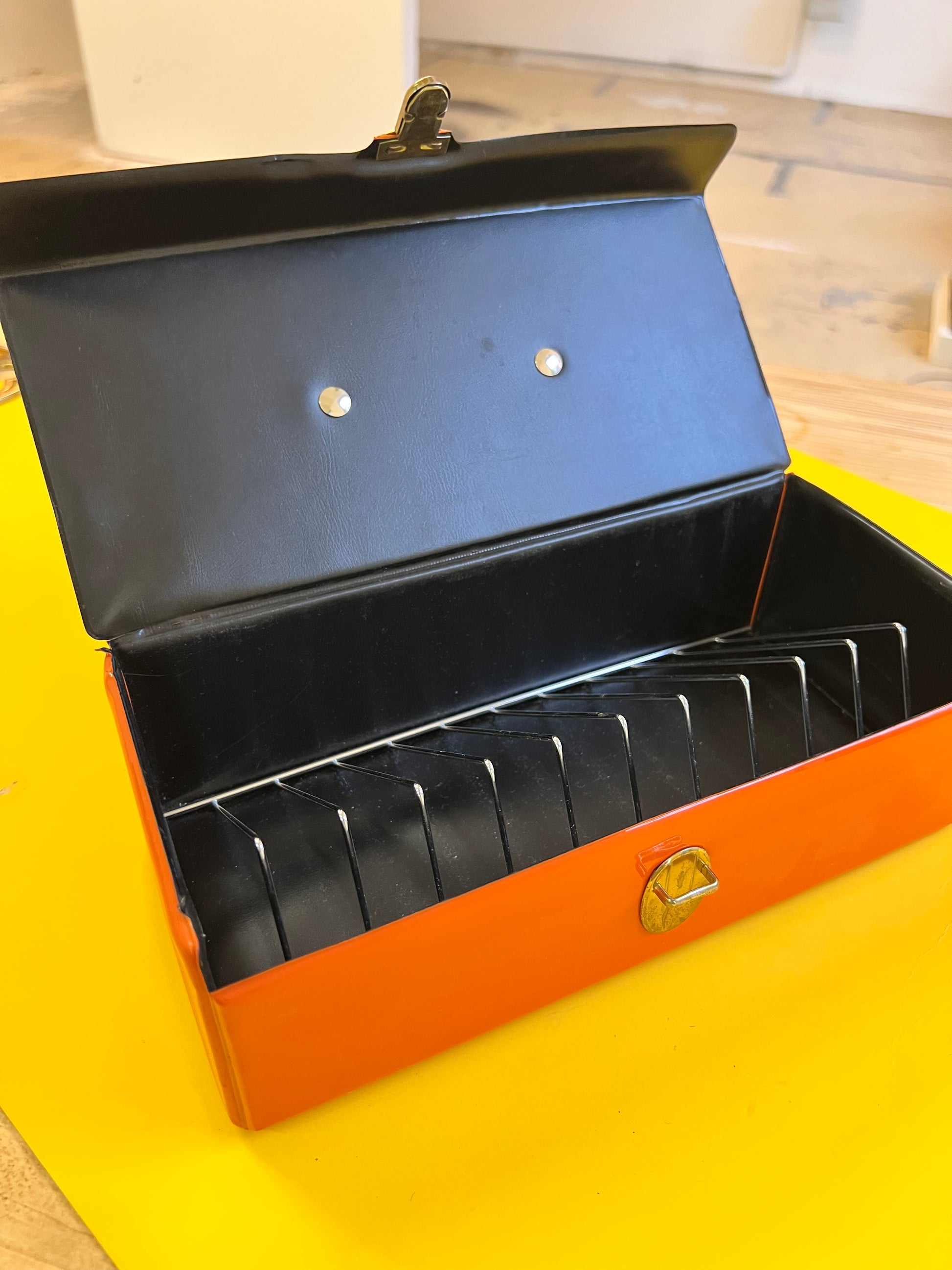 Kassettencase / Box rot schwarz 70er