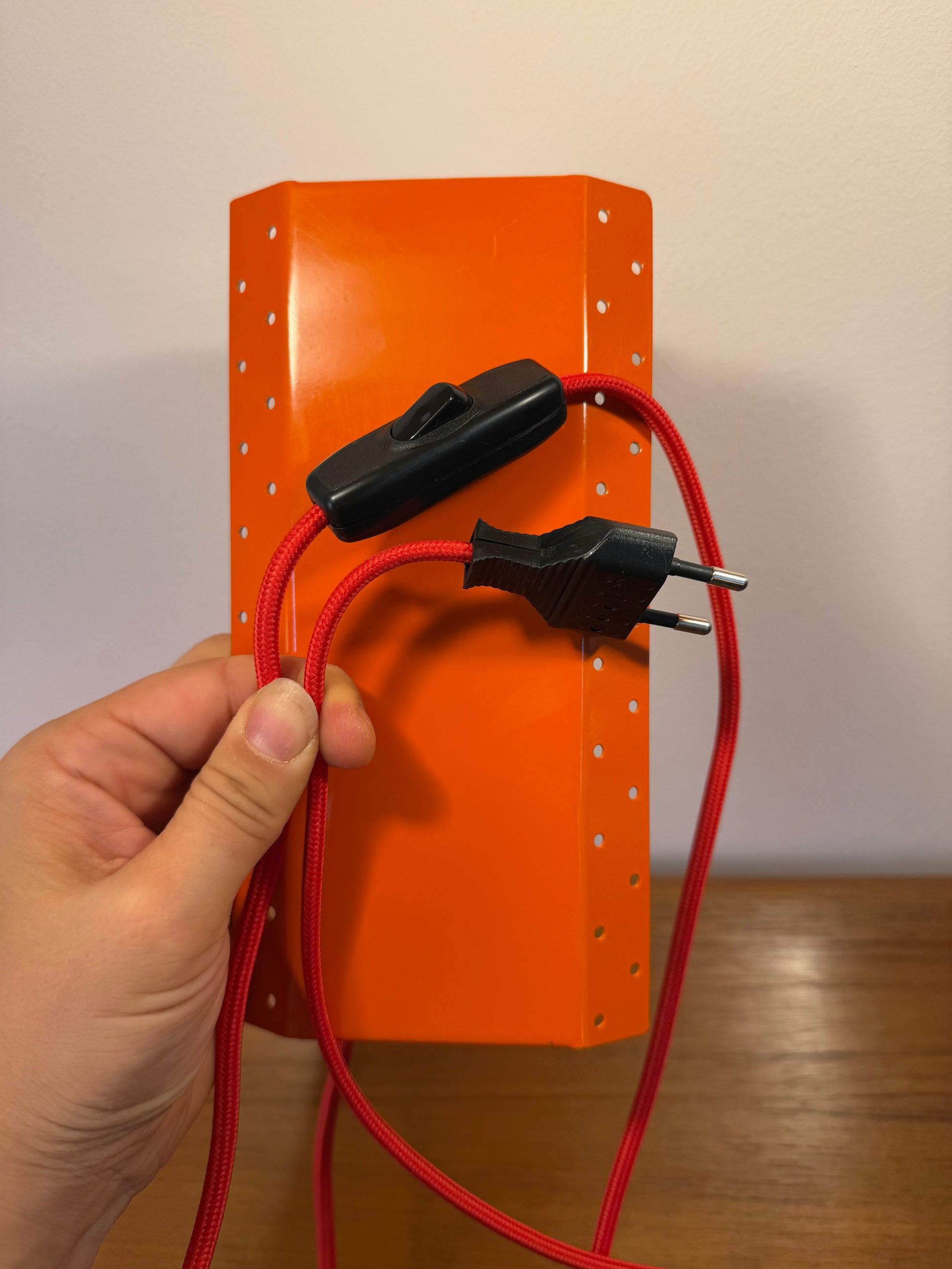 Wandlampe E.S. Horn orange mit beweglichen Visier