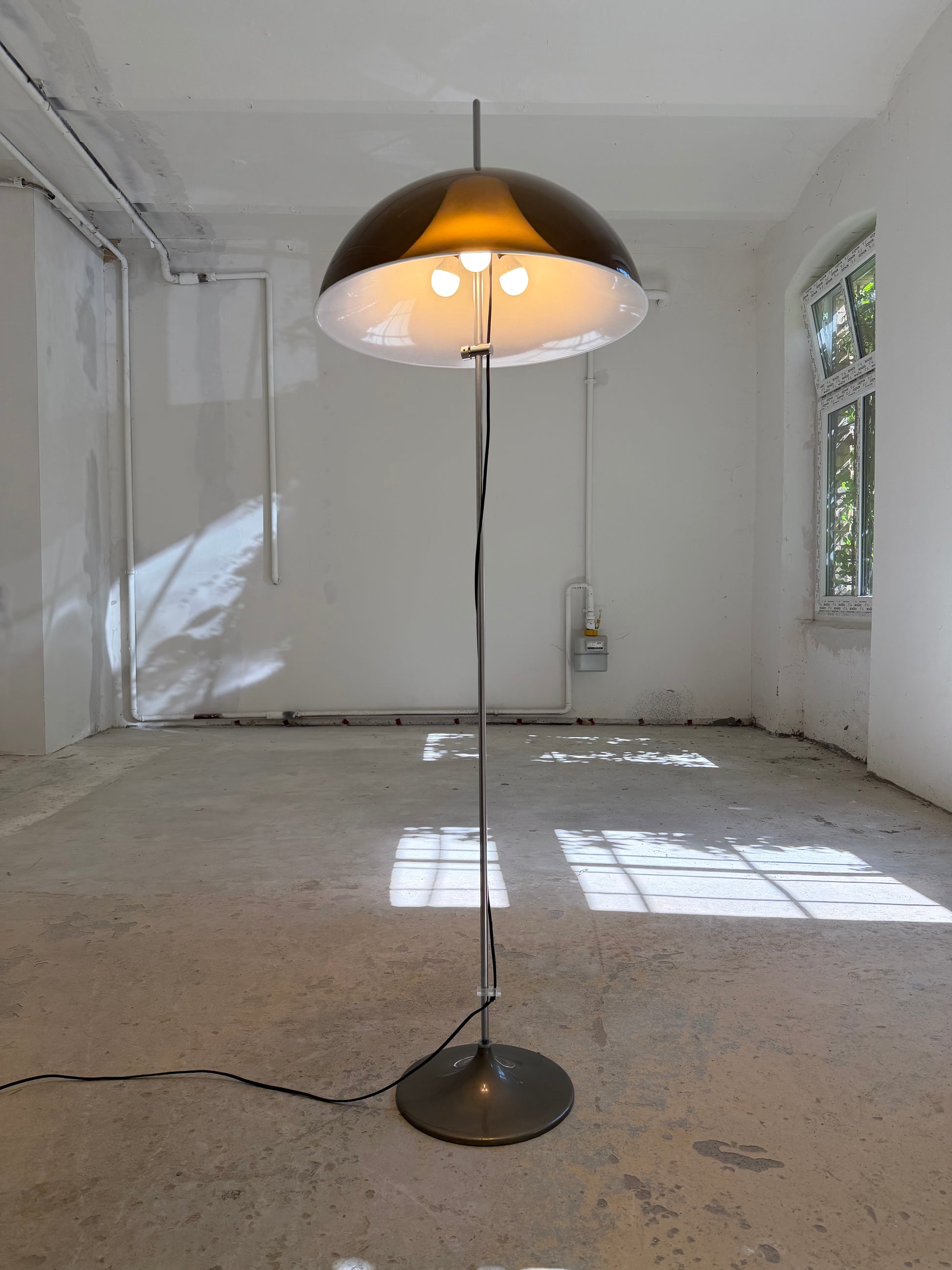 Stehlampe braun weiß Acryl Chrom von Elio Martinelli