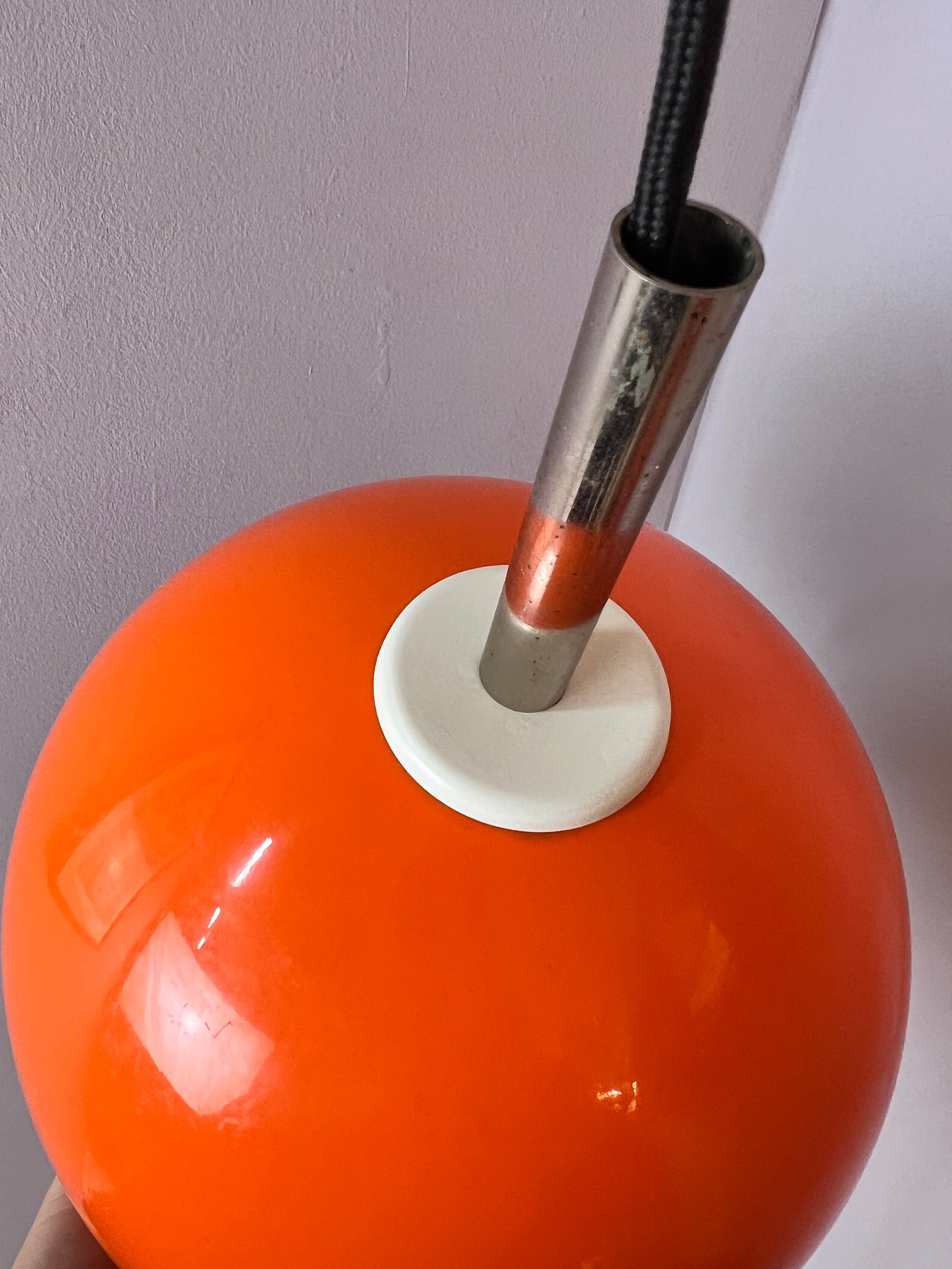 Große Kugellampe orange Kunststoff mit Chromstab