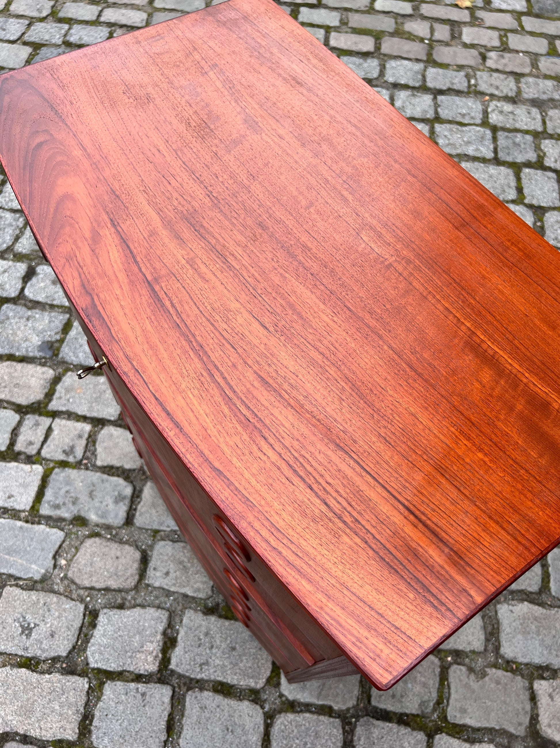 Kommode Teak mit gerundeter Front aus Dänemark