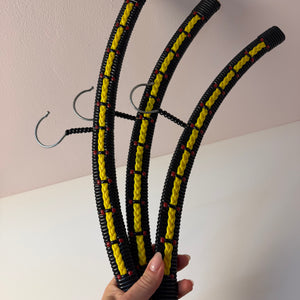 Set: 3x Kleiderbügel schwarz gelb