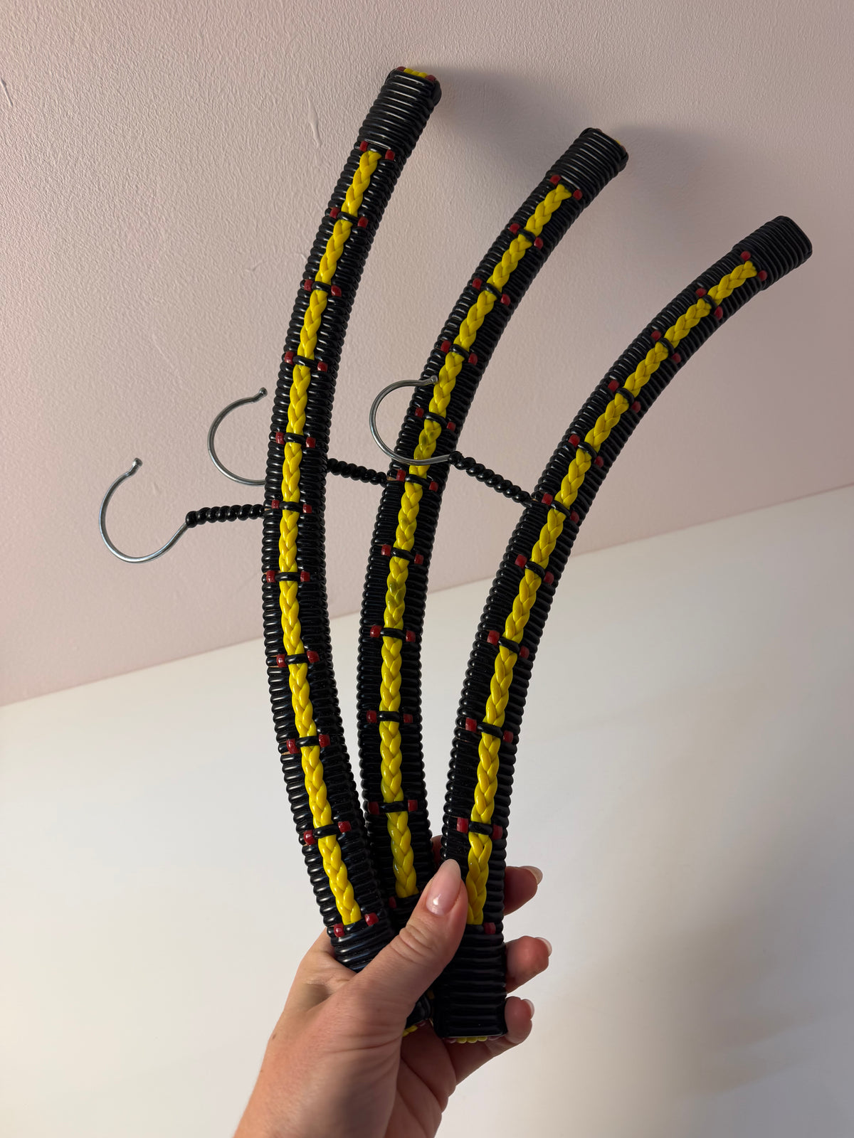 Set: 3x Kleiderbügel schwarz gelb