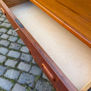 Kommode Teak mit Griffmulden & Schloss aus Dänemark