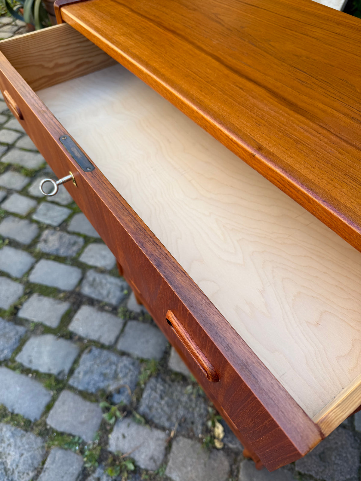 Kommode Teak mit Griffmulden & Schloss aus Dänemark
