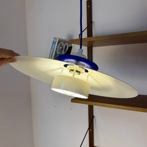 Lamellenlampe weiß mit blauem Akzentring aus Dänemark