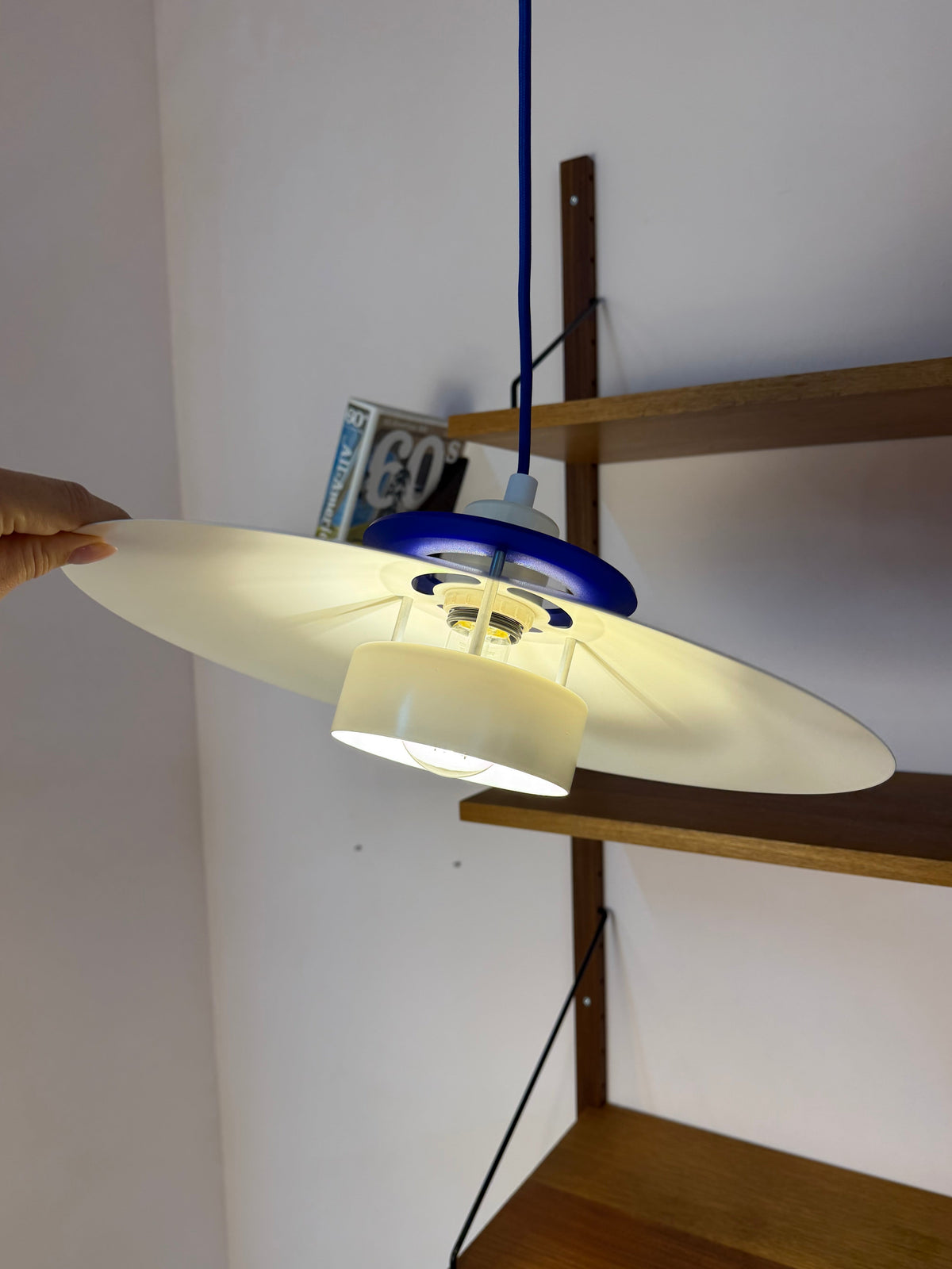 Lamellenlampe weiß mit blauem Akzentring aus Dänemark