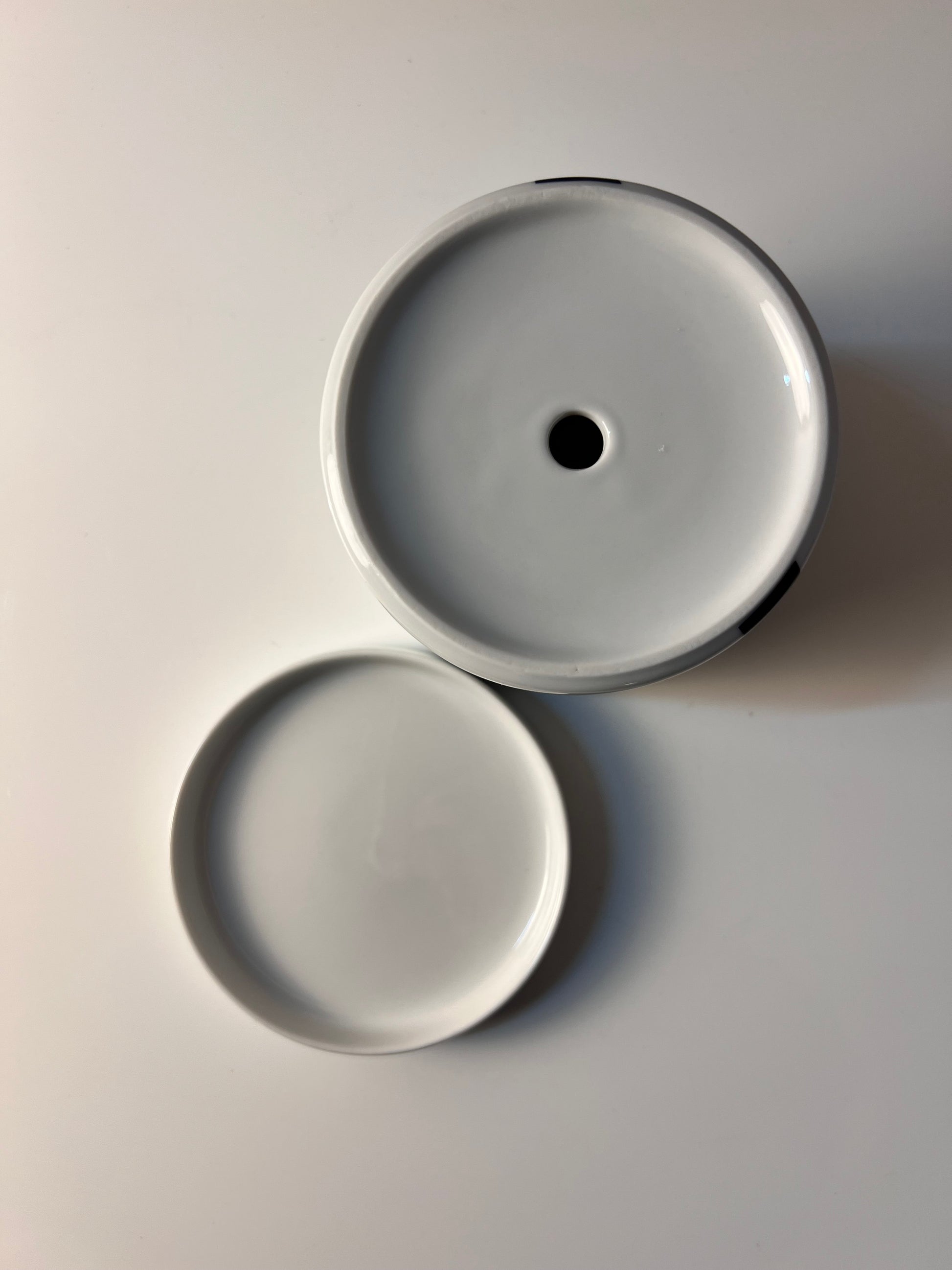 Blumentopf dunkelblau weiß mit "Geometry 1" Print von Verner Panton für Menu