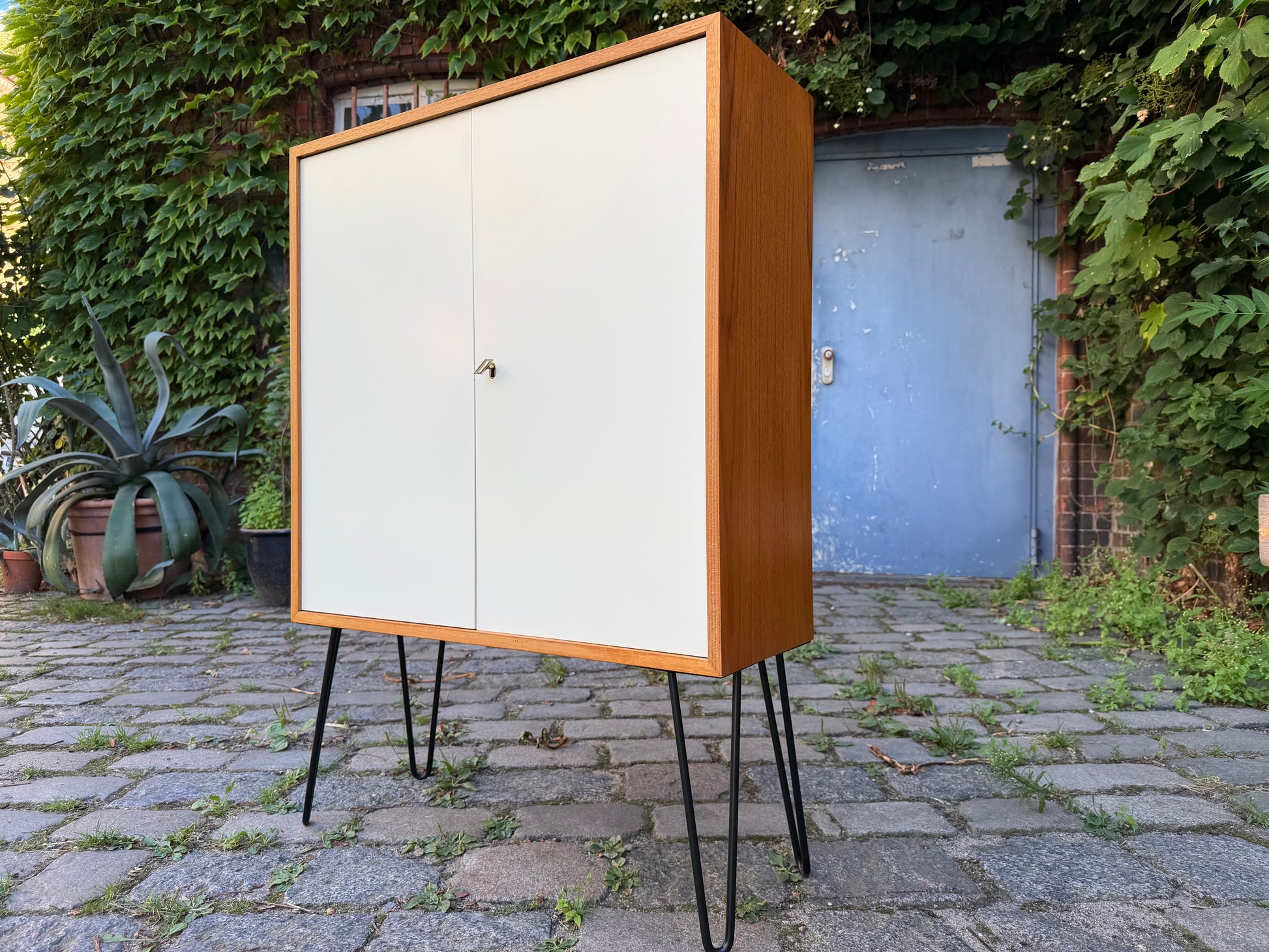 Schrank mit Schloss & neuen Hairpinlegs