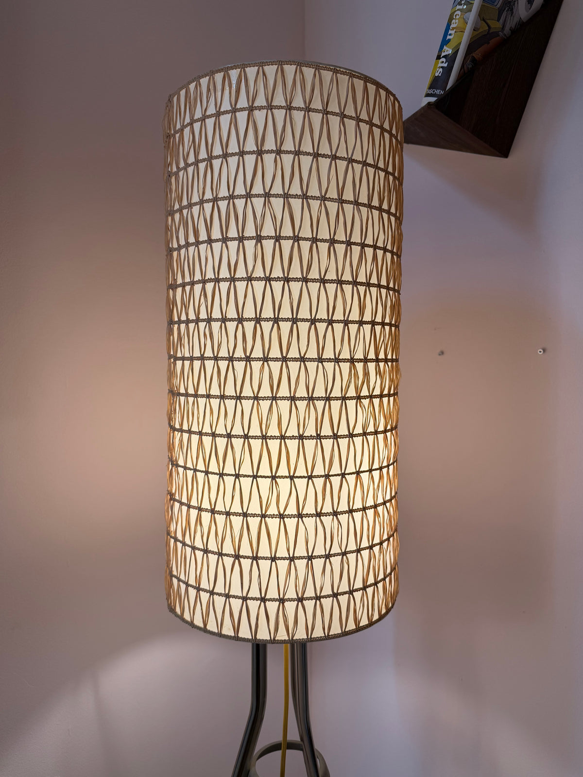 Stehlampe mit Bast-Strukturgeflecht & Chromgestell