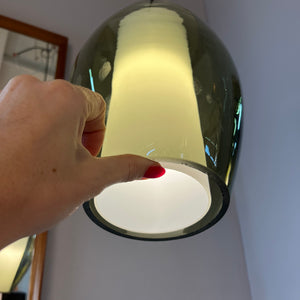 Hängelampe mit Rauchglas-Überschirm und Opalglaseinsatz und Teak Applikationen