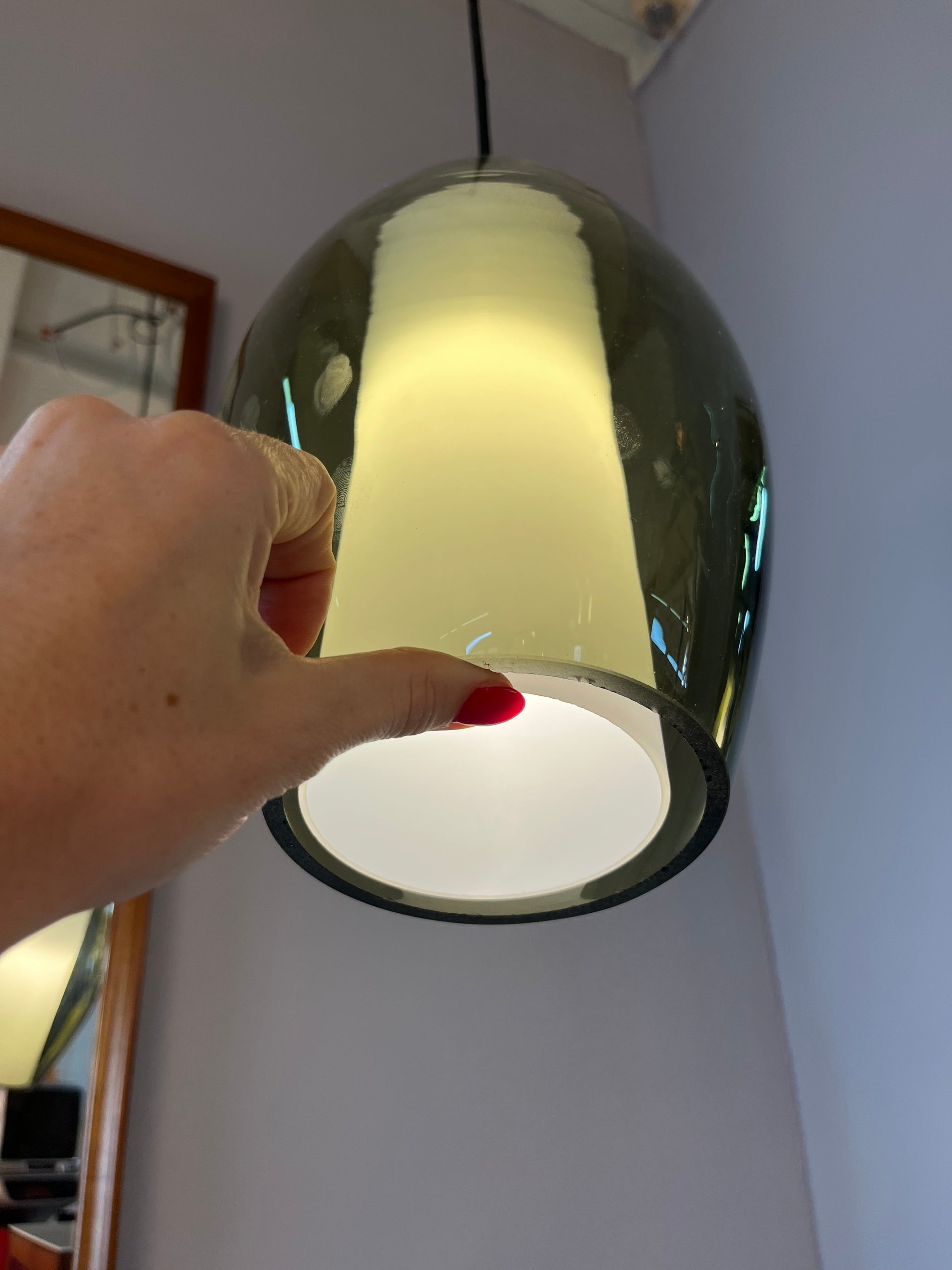 Hängelampe mit Rauchglas-Überschirm und Opalglaseinsatz und Teak Applikationen