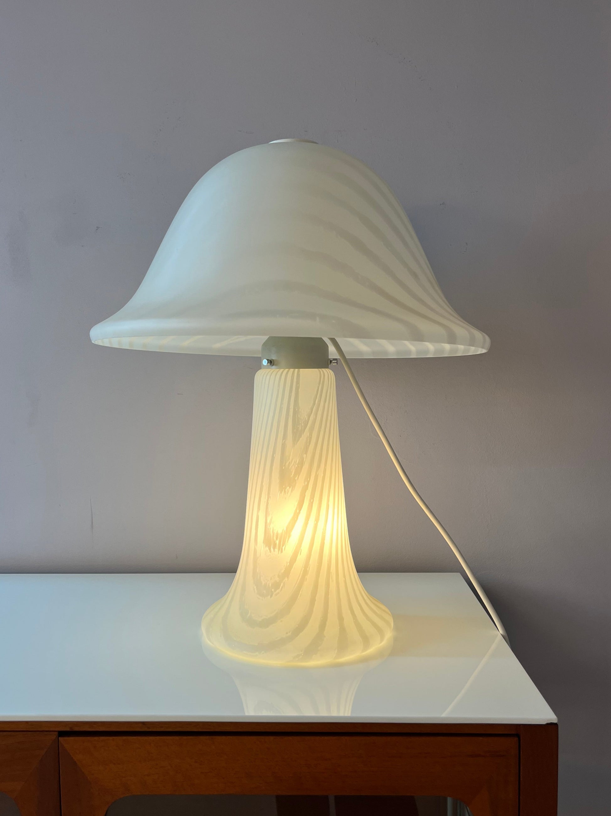Pilzlampe weiß mit Zebramuster von Peill & Putzler