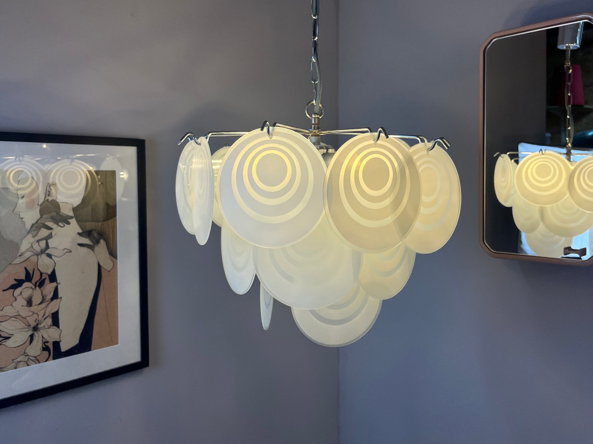 Kronleuchter weiß silber mit Glasscheiben