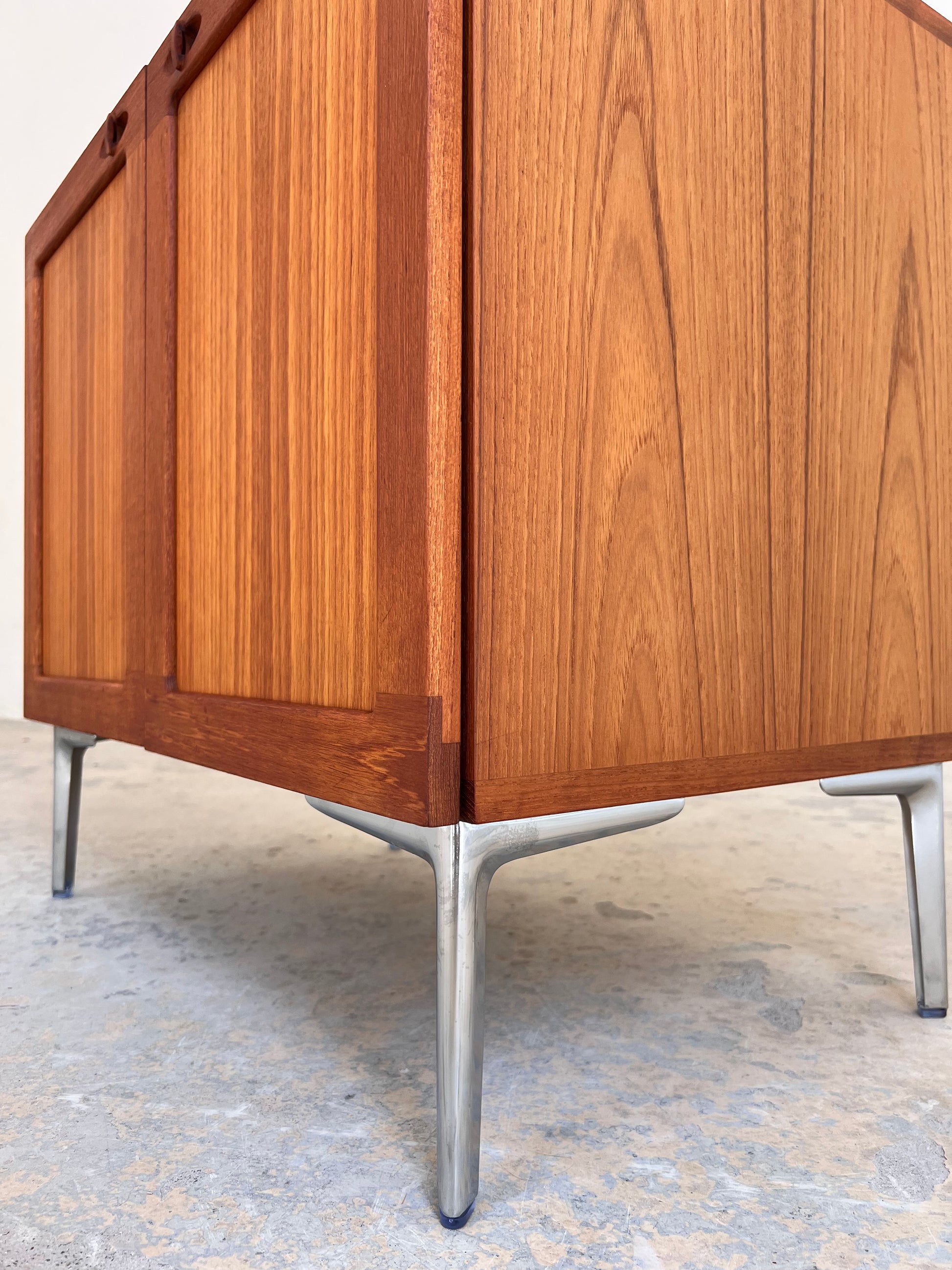Kommode Teak mit Flügeltüren & neuen Chromfüßen von H. W. Klein für Bramin