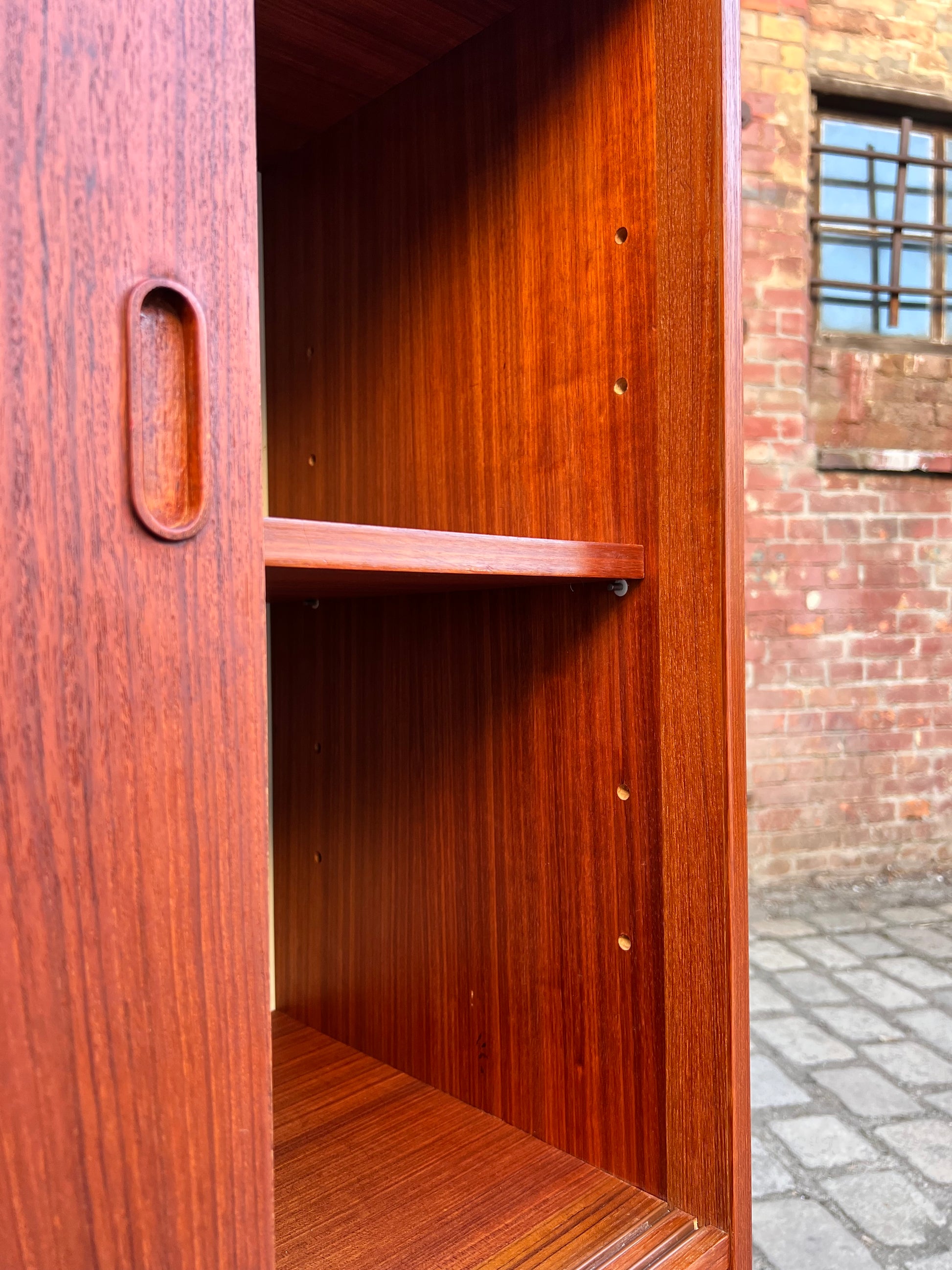 Schrank Teak mit Schiebetüren und Schubladen aus Dänemark