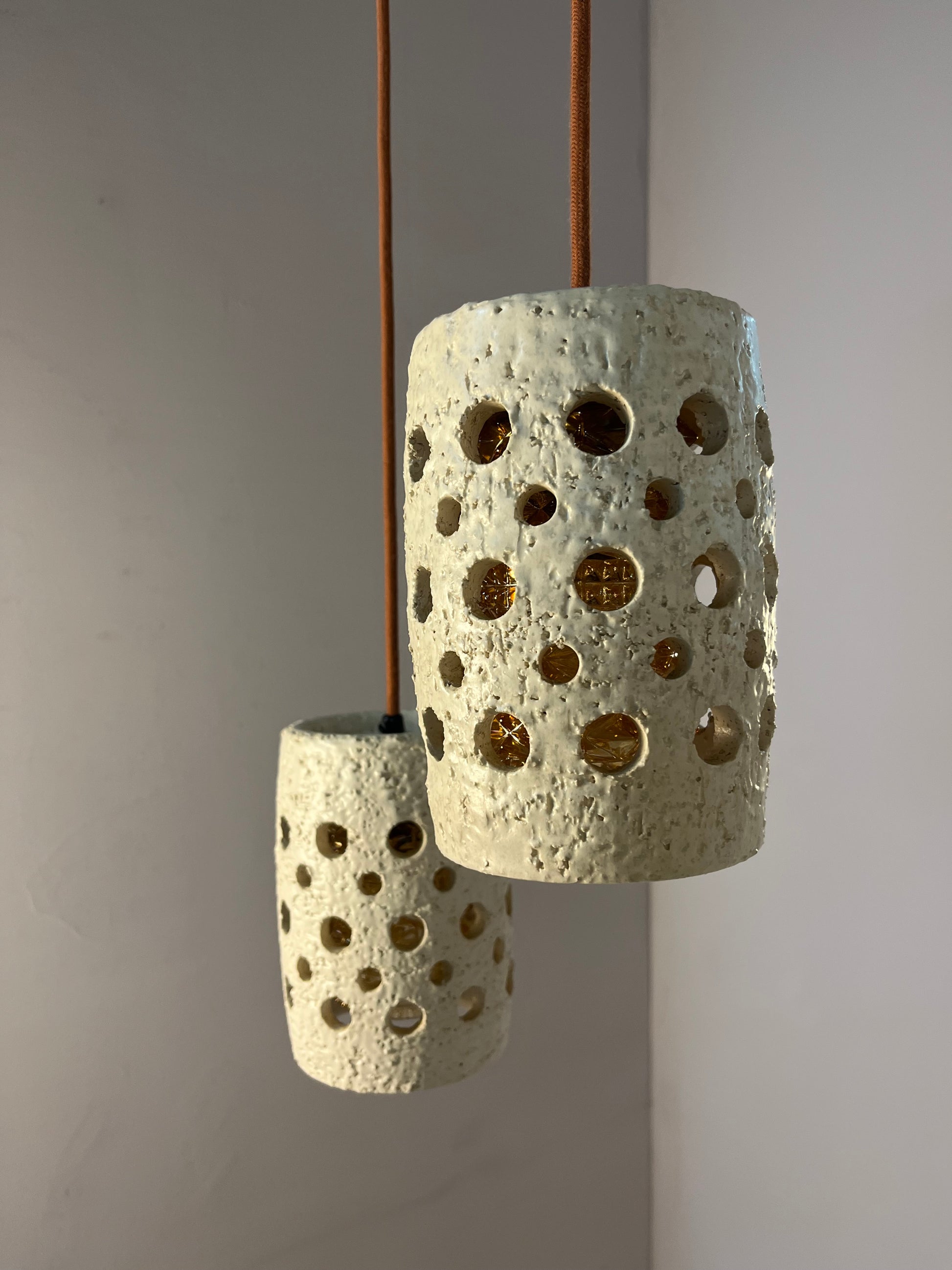 Hängelampe beige Keramik mit Glaseinsatz