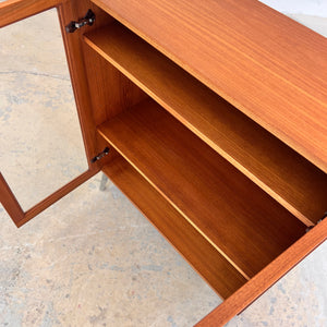 Vitrinenschrank Teak mit neuen Chromfüßen von H.W.Klein für Bramin