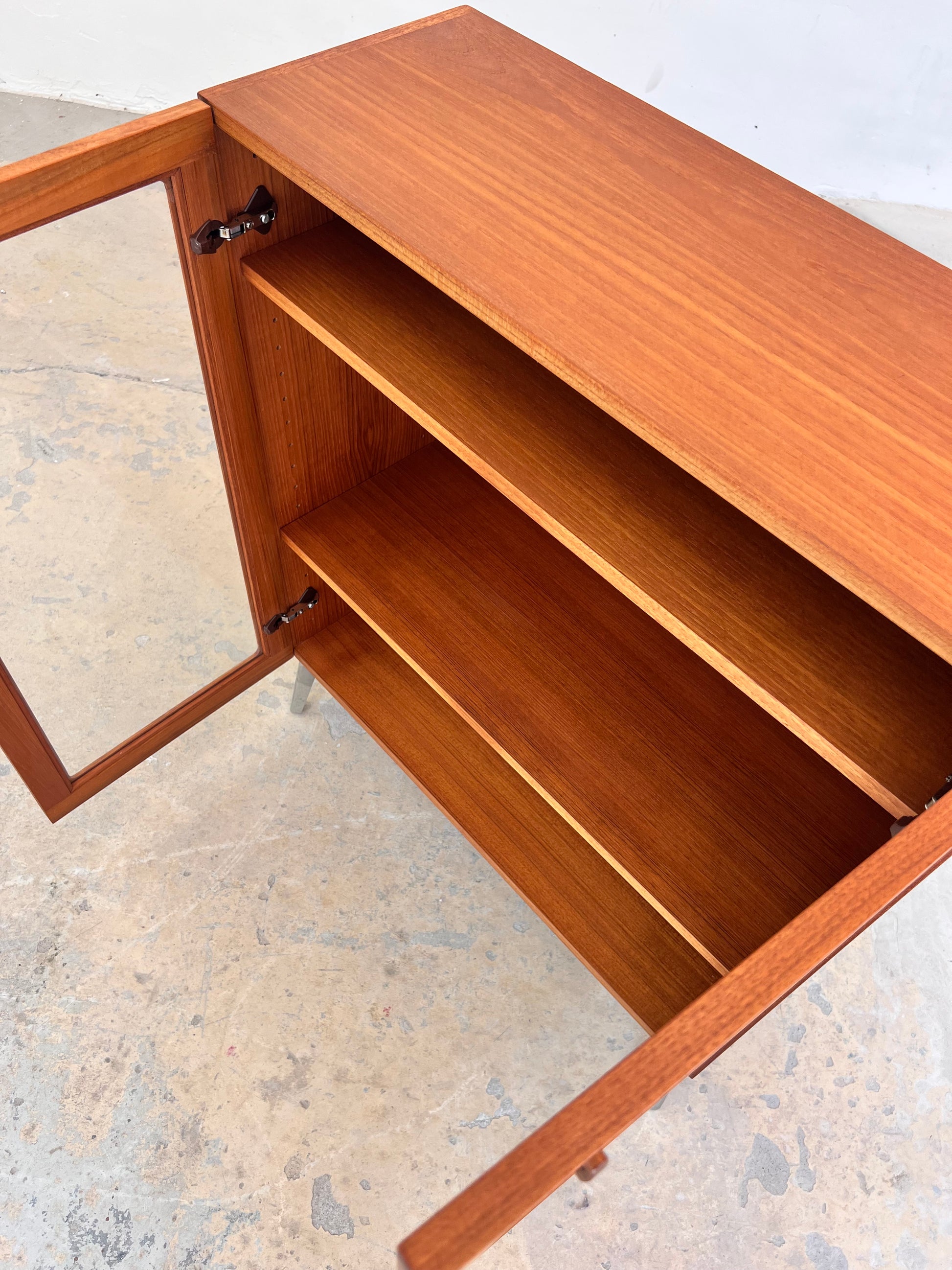 Vitrinenschrank Teak mit neuen Chromfüßen von H.W.Klein für Bramin