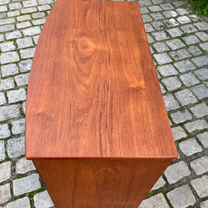 Geschwungene Kommode Teak aus Dänemark