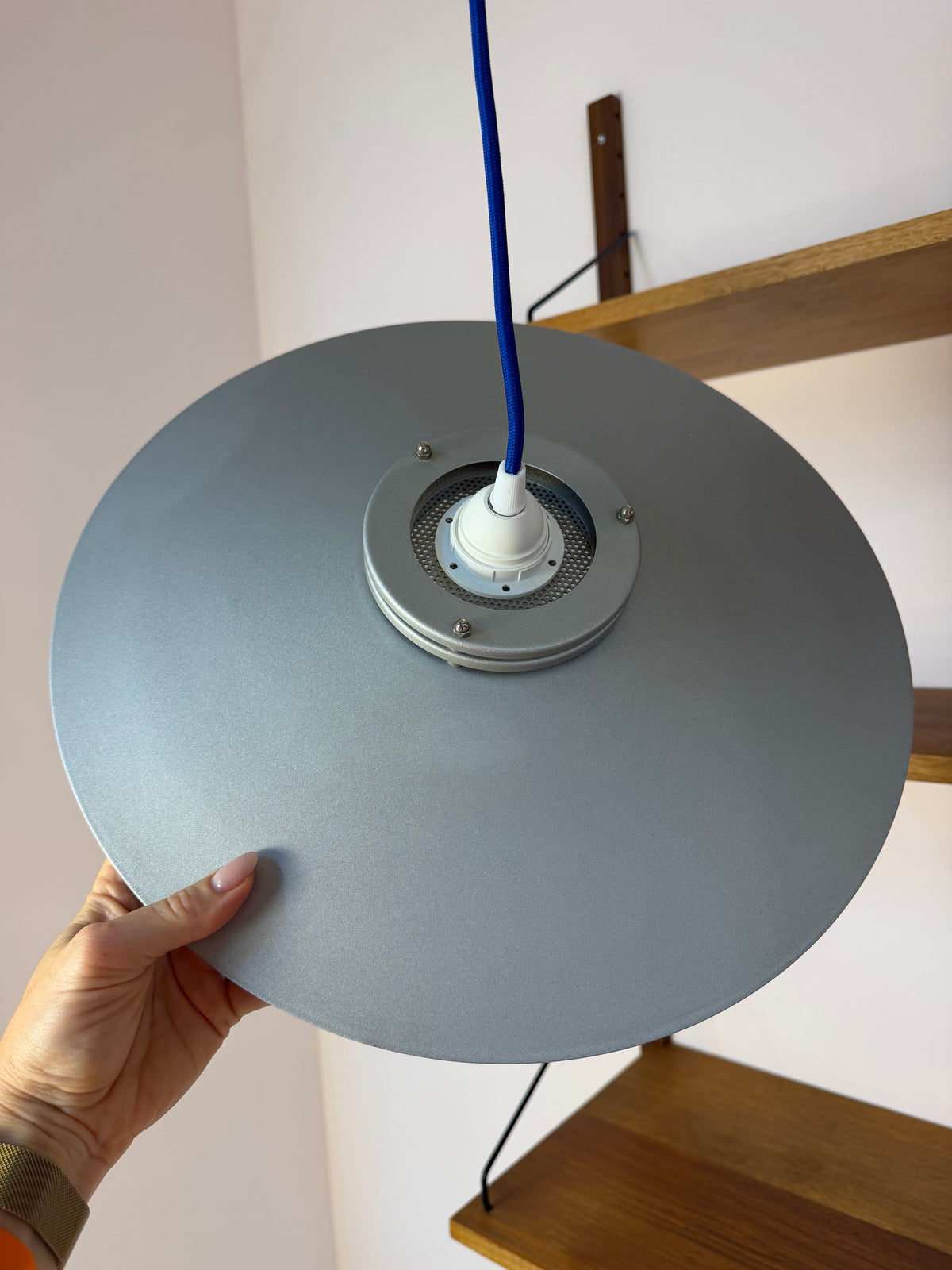 Lamellenlampe silbergrau mit marmoriertem Glasschirm aus Dänemark